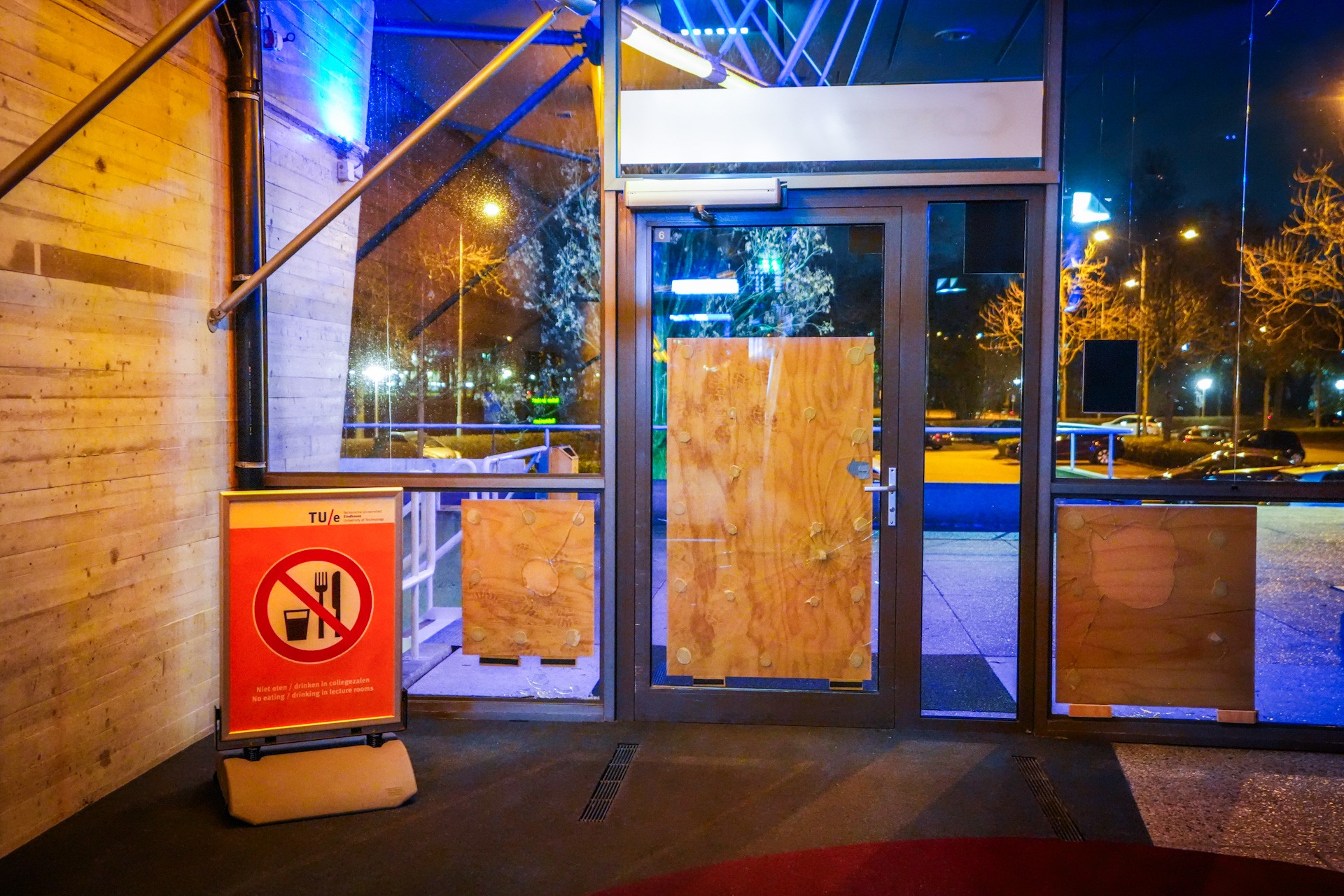 Actievoerders vernielen ruiten bij TU/e-auditorium tijdens Career Expo, politie onderzoekt schade