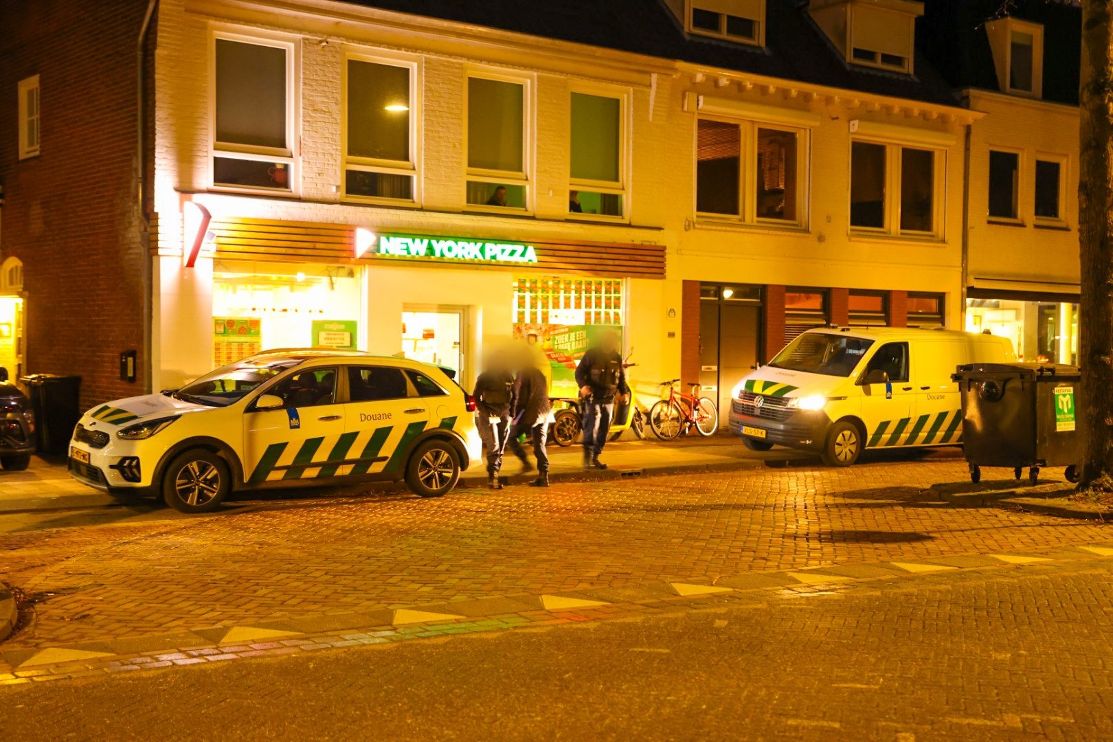 Politie en Douane vallen pand van New York Pizza binnen