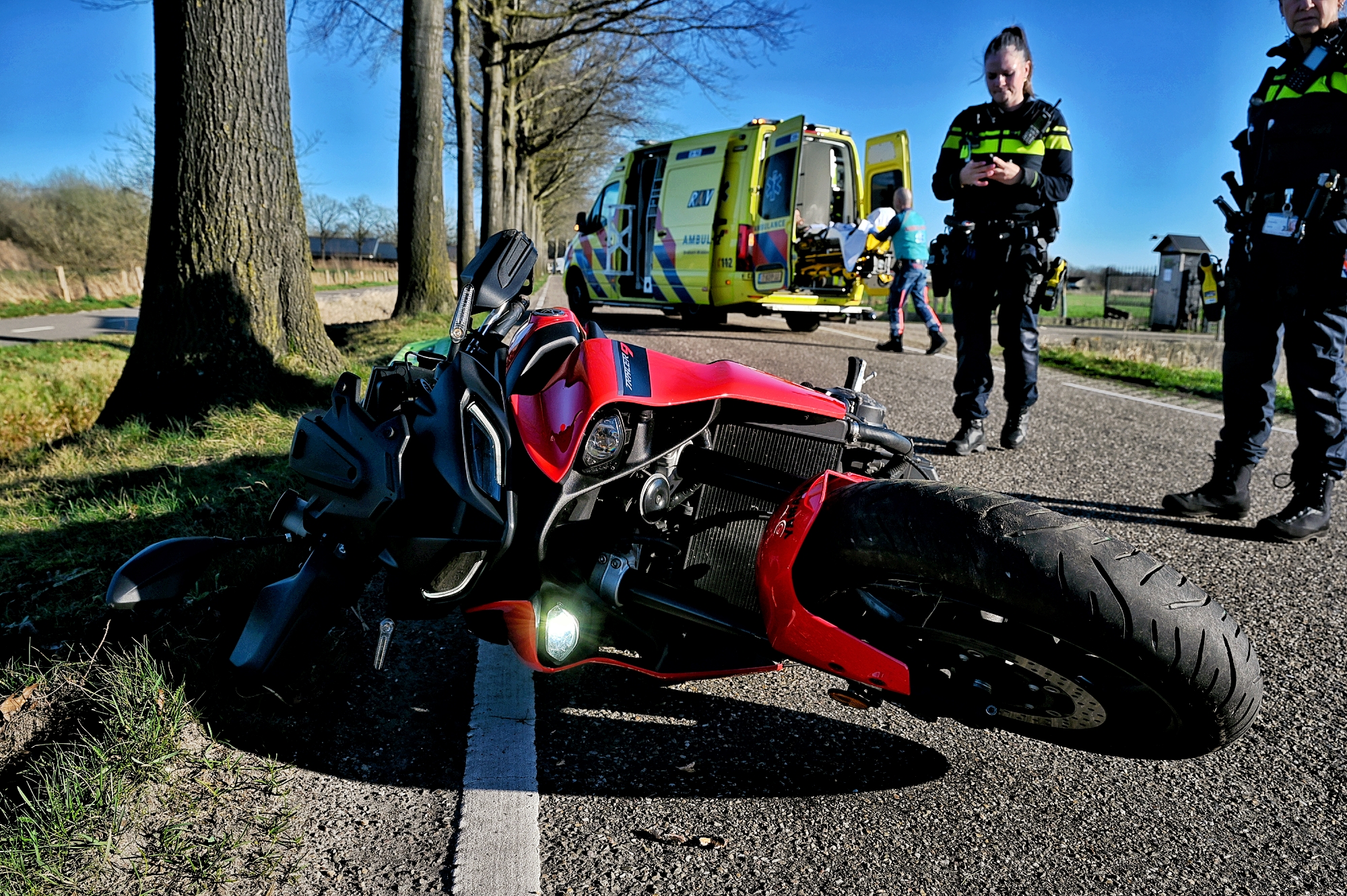 Motorrijder breekt been na botsing tegen boom