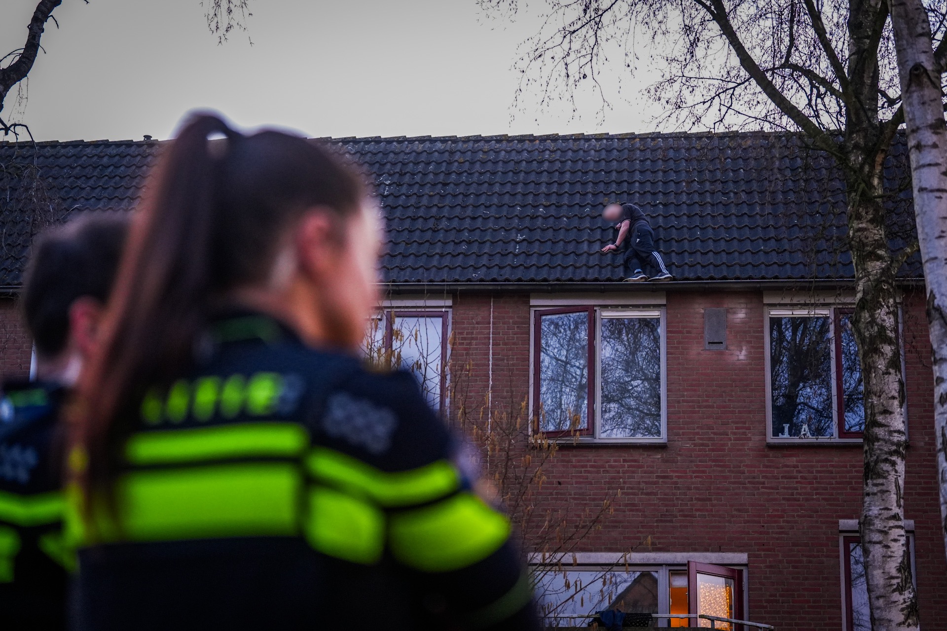 Man klimt op dak na ruzie