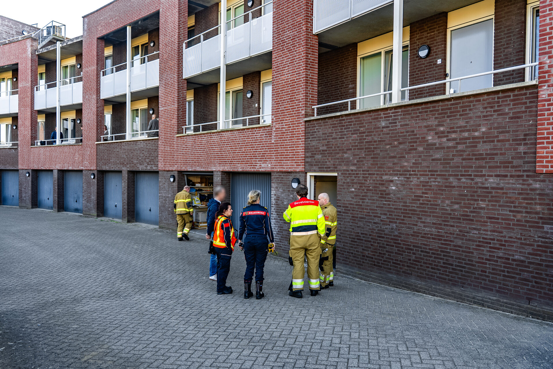 Brandweer onderzoekt vreemde lucht in flat