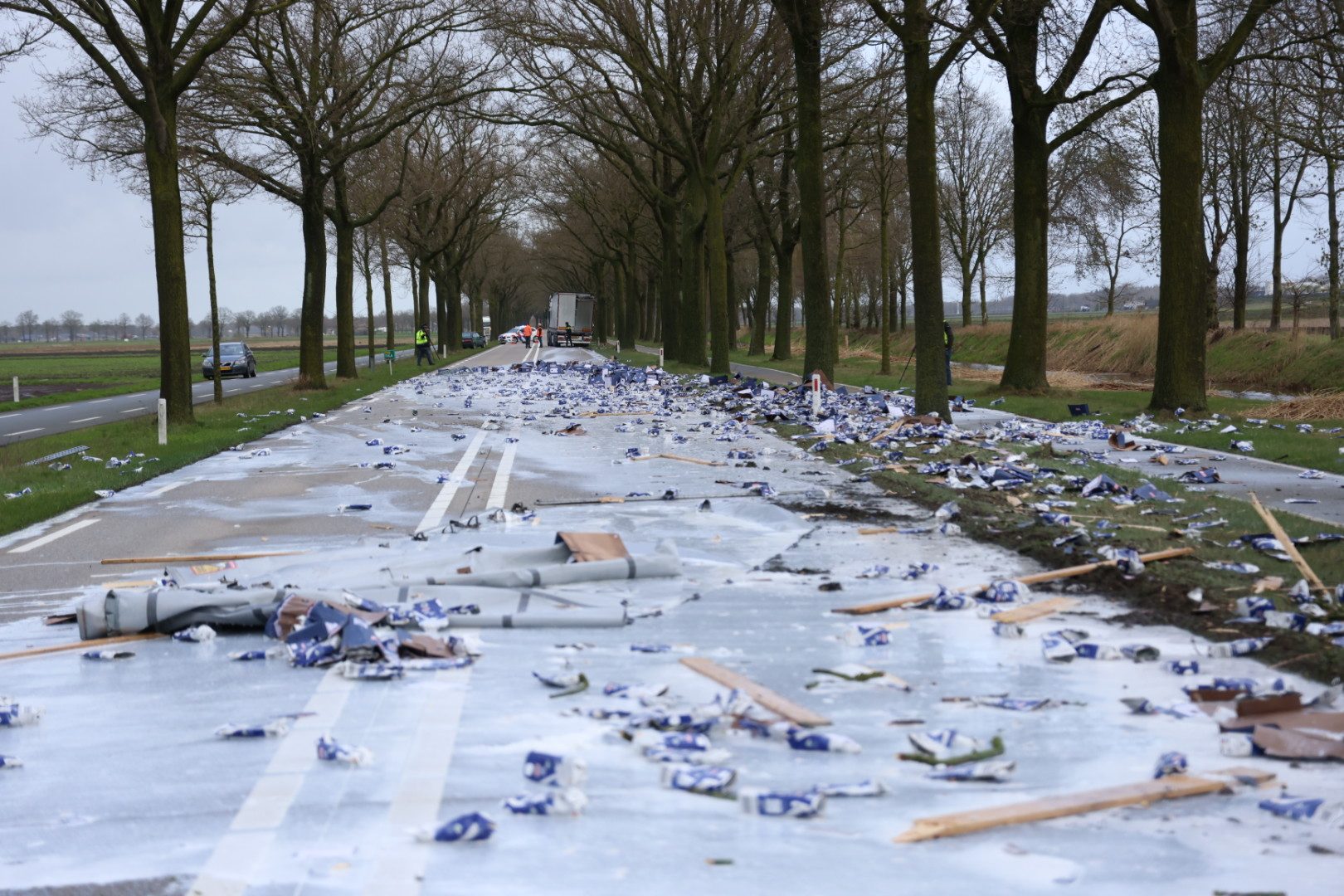 Weg vol melk nadat vrachtwagen boom raakt