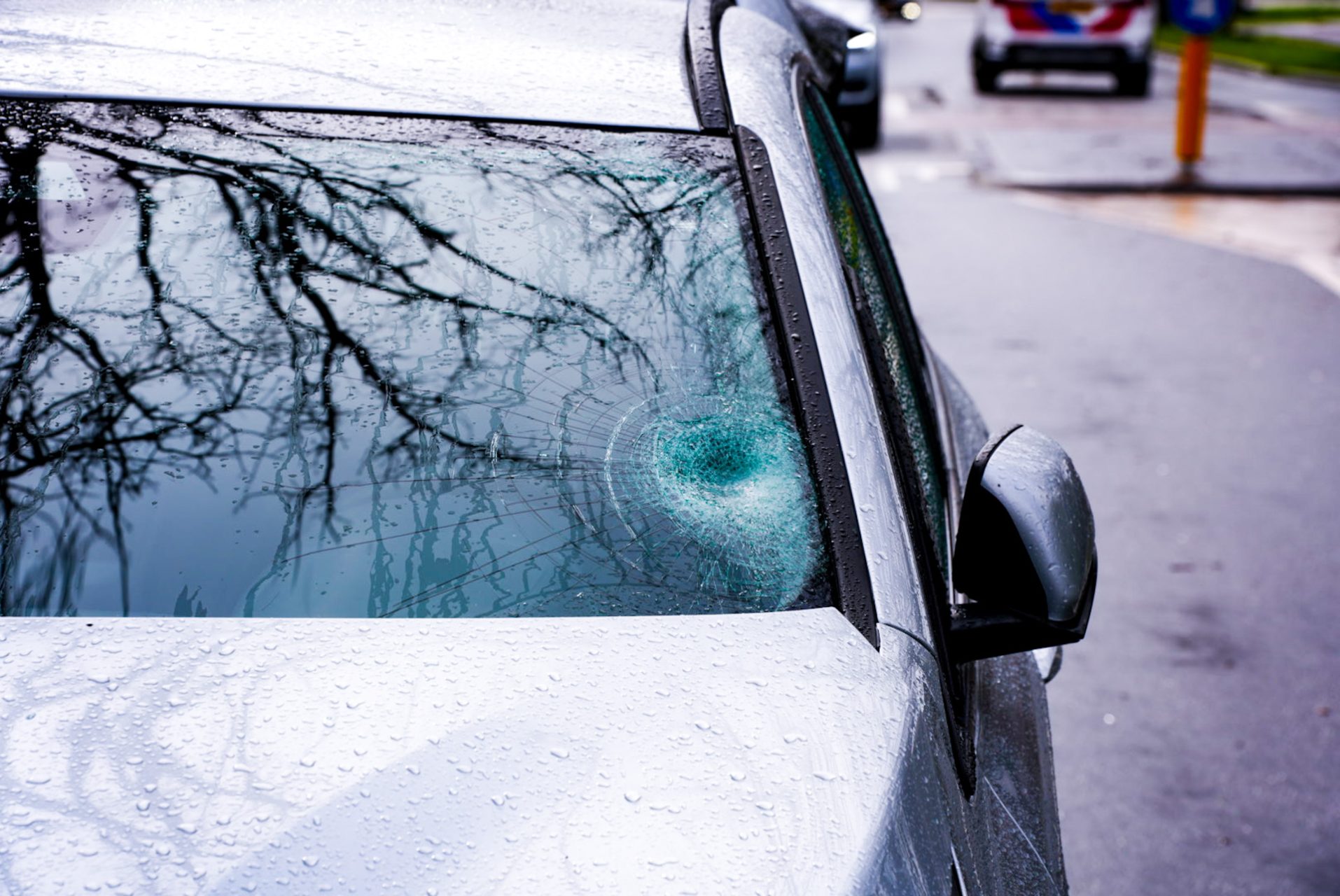Jongeman op fiets aangereden door auto bij fietsoversteekpunt