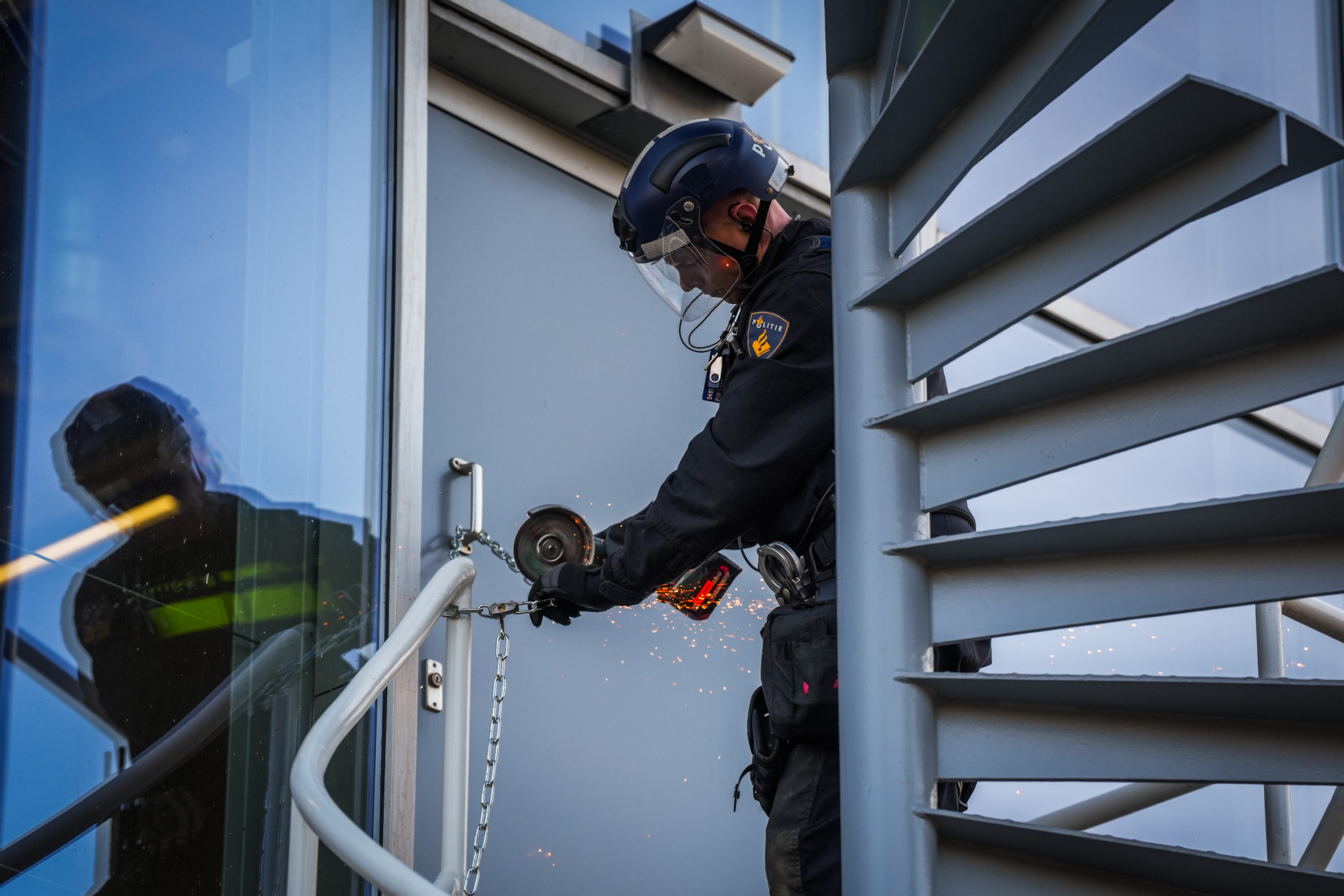 Politie beëindigt dakbezetting, demonstranten verlaten terrein