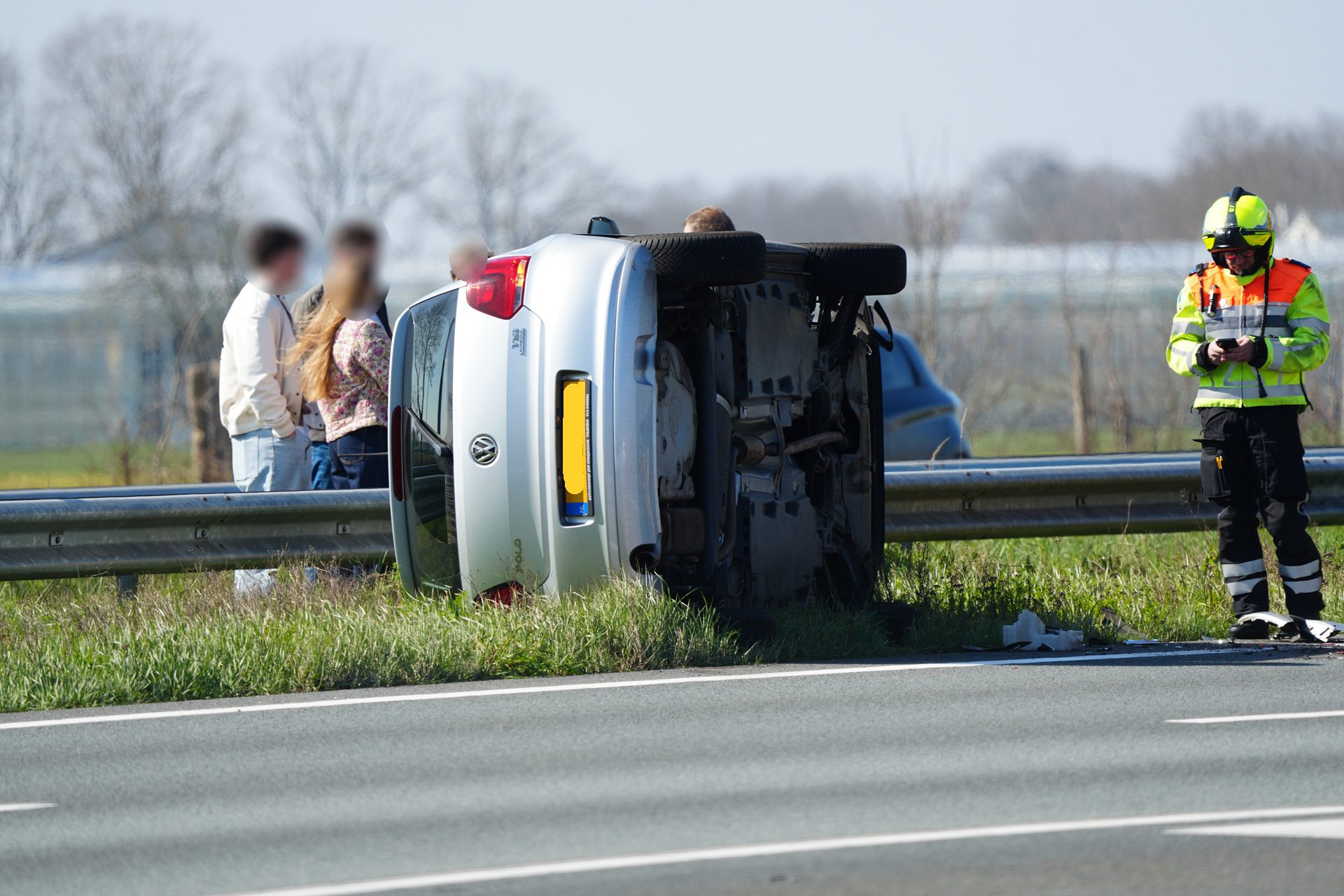 Auto belandt op zijkant na botsing op snelweg