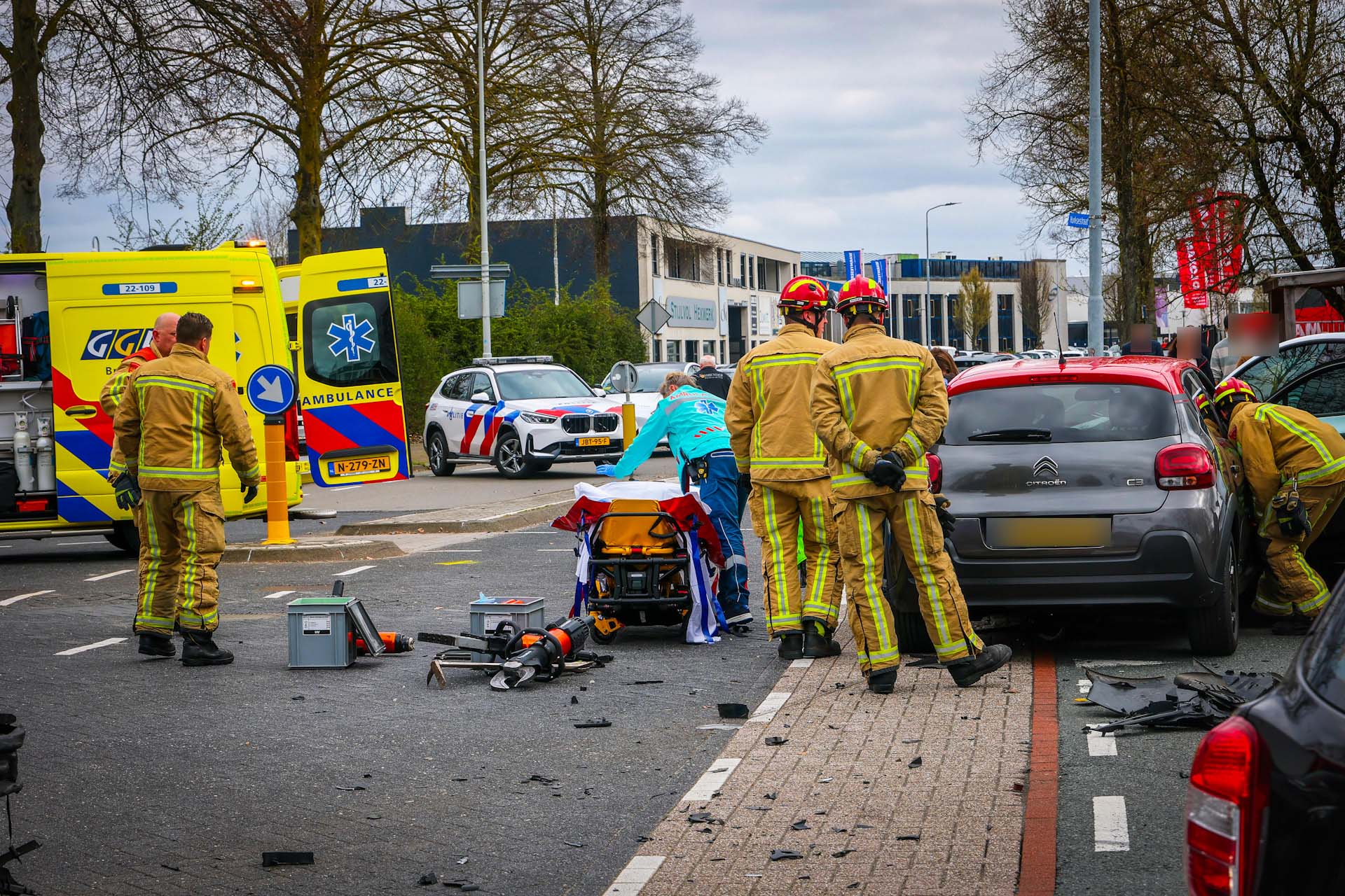 Vrouw uit auto bevrijd na botsing met drie voertuigen