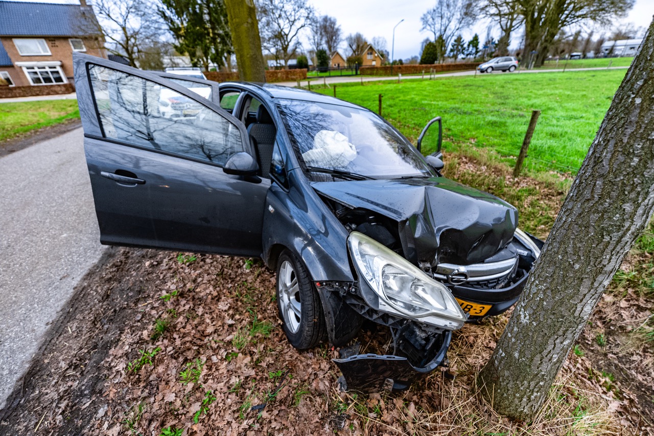 Automobiliste met vijf keer te veel alcohol botst tegen boom