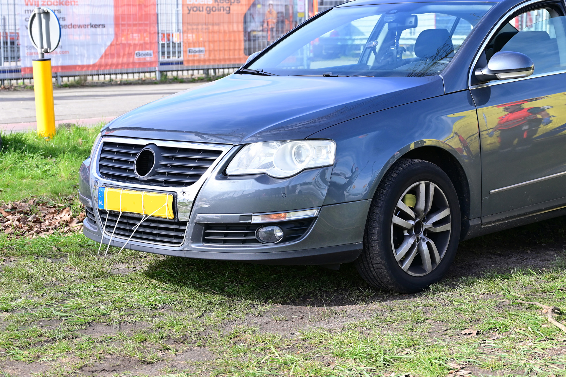 Twee auto’s botsen op kruispunt