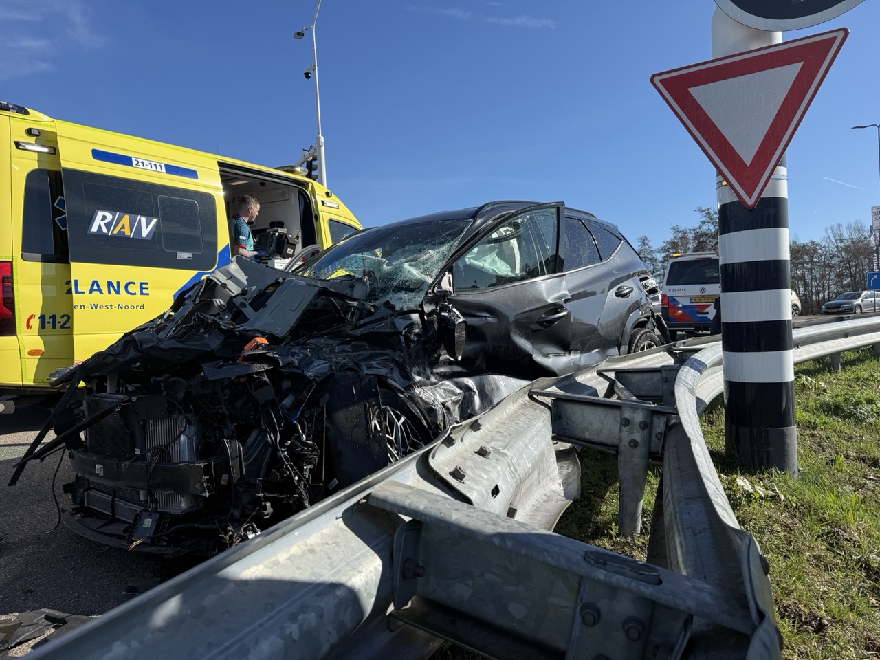 Automobiliste gewond na botsing met vrachtwagen