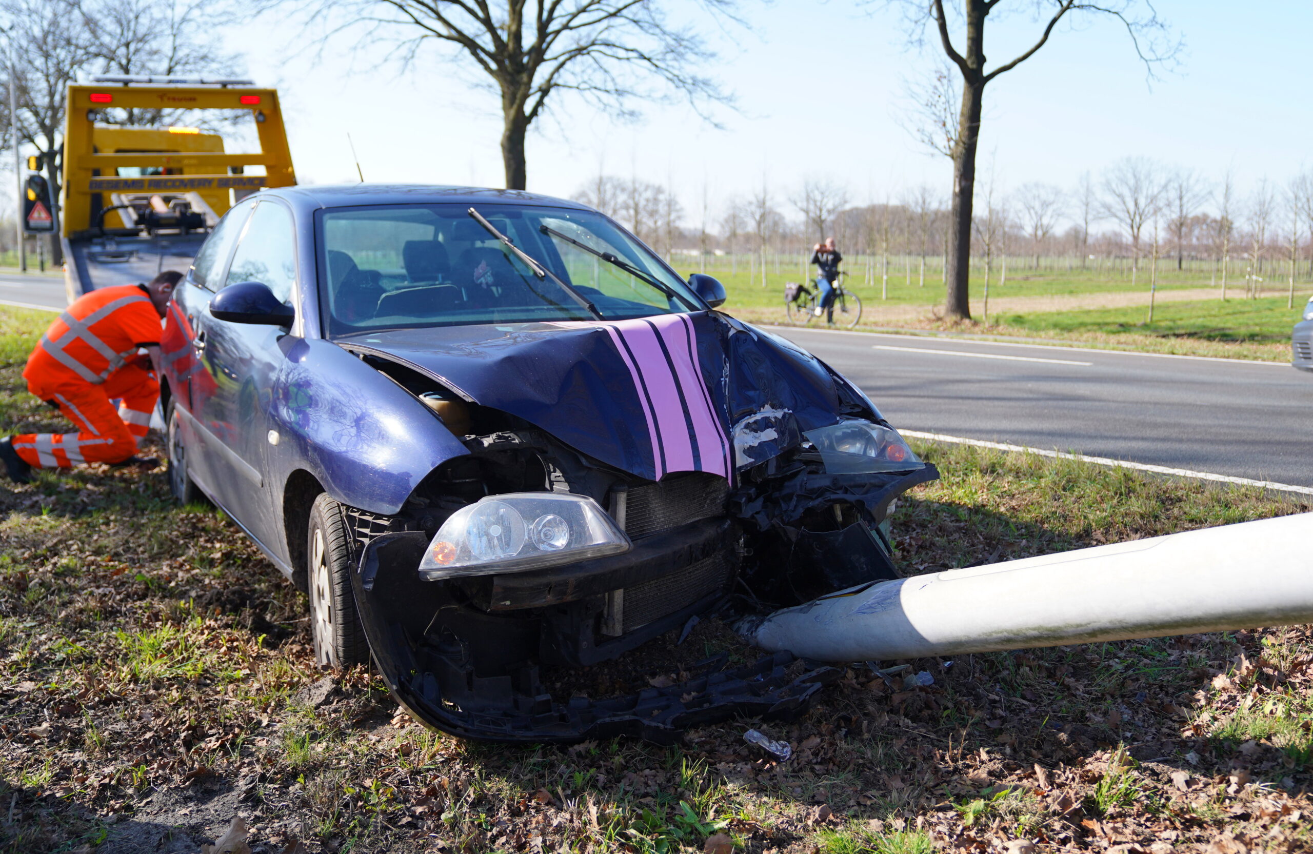 Auto knalt op N-weg tegen lichtmast, rijstrook dicht en flinke vertraging