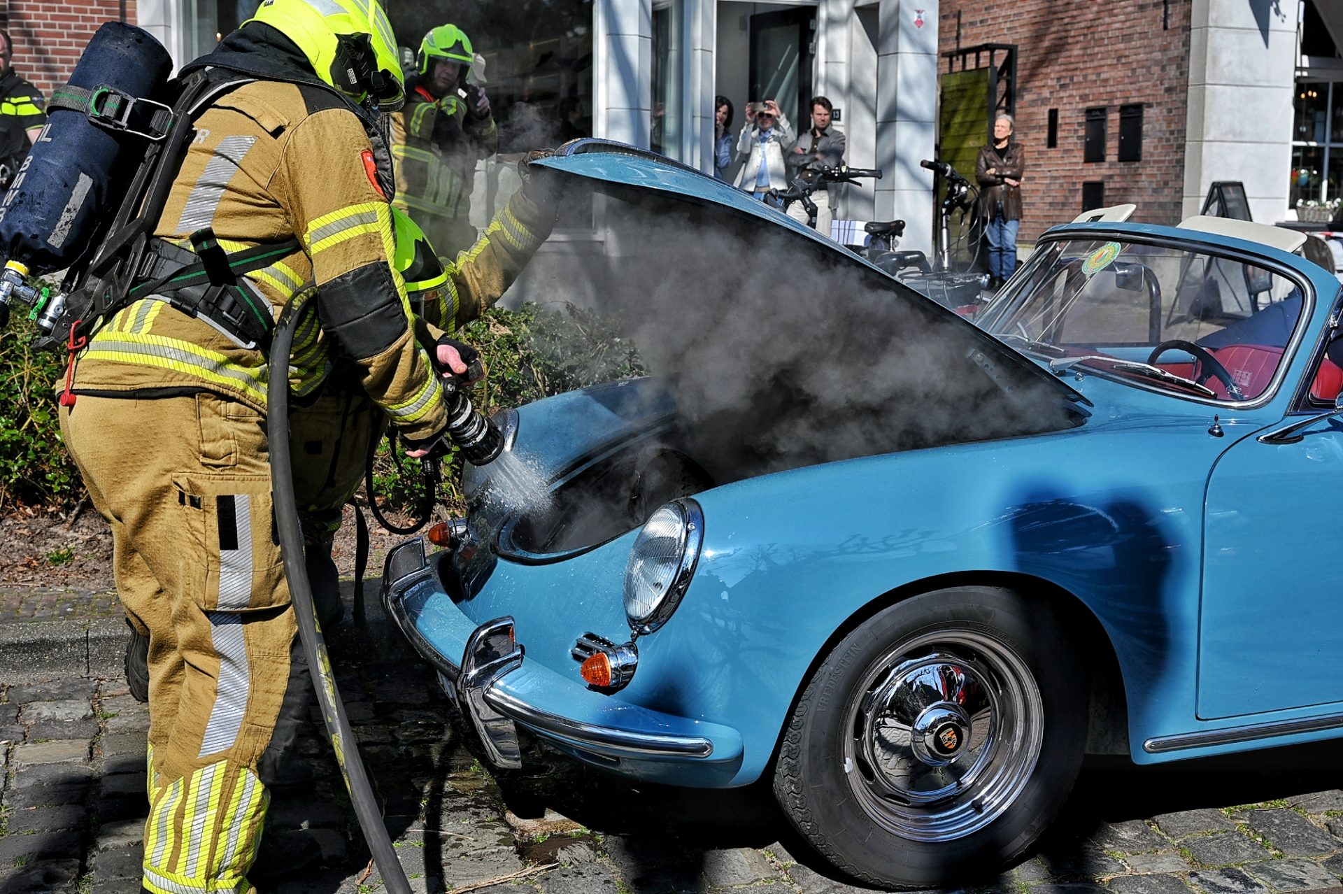 Oldtimer vat vlam in druk centrum