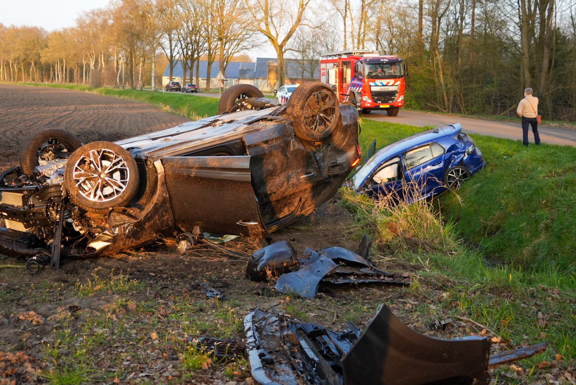 Auto in sloot en voertuig op z’n kop, twee minderjarigen gewond