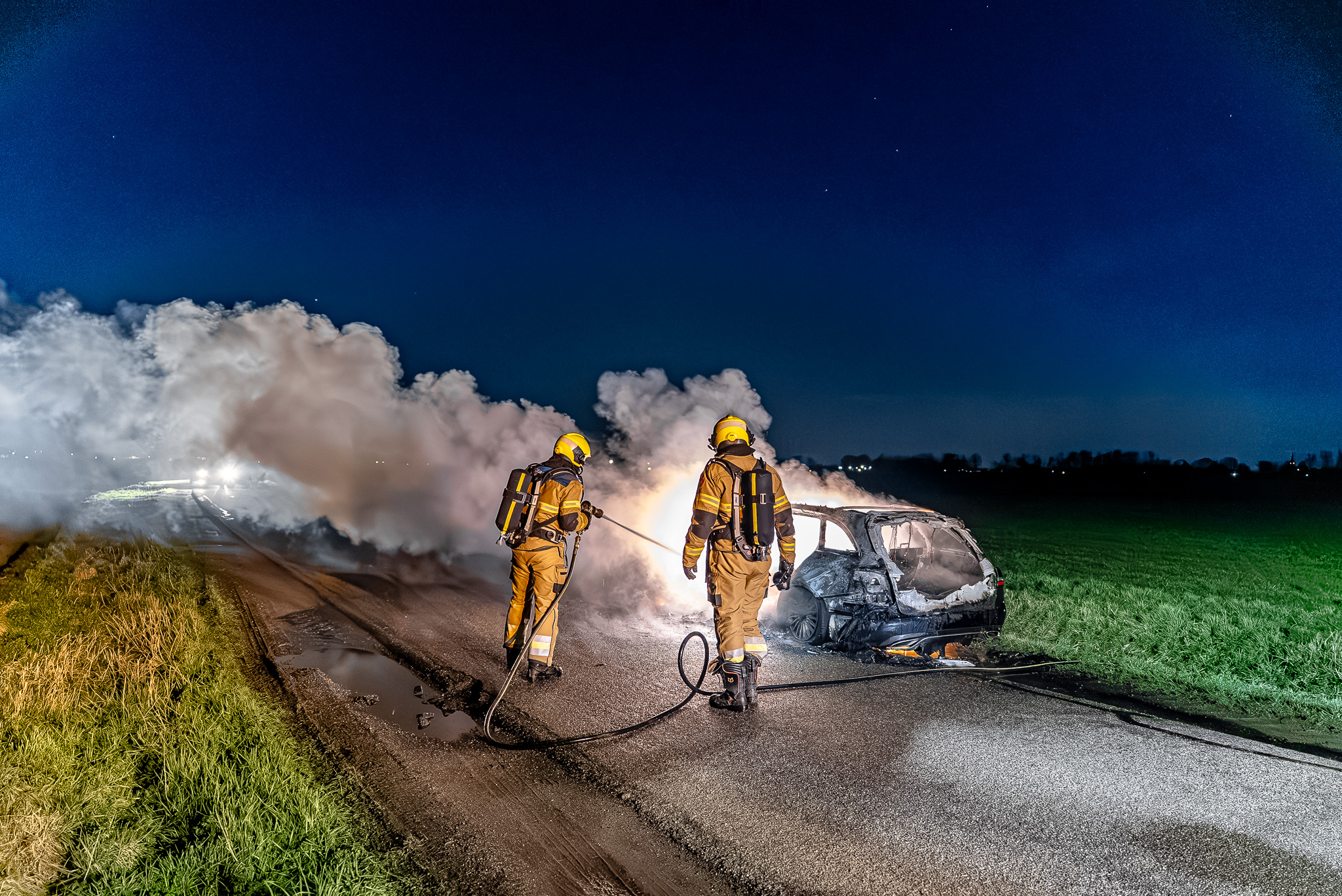 Auto vliegt tijdens rijden in brand en brandt volledig uit