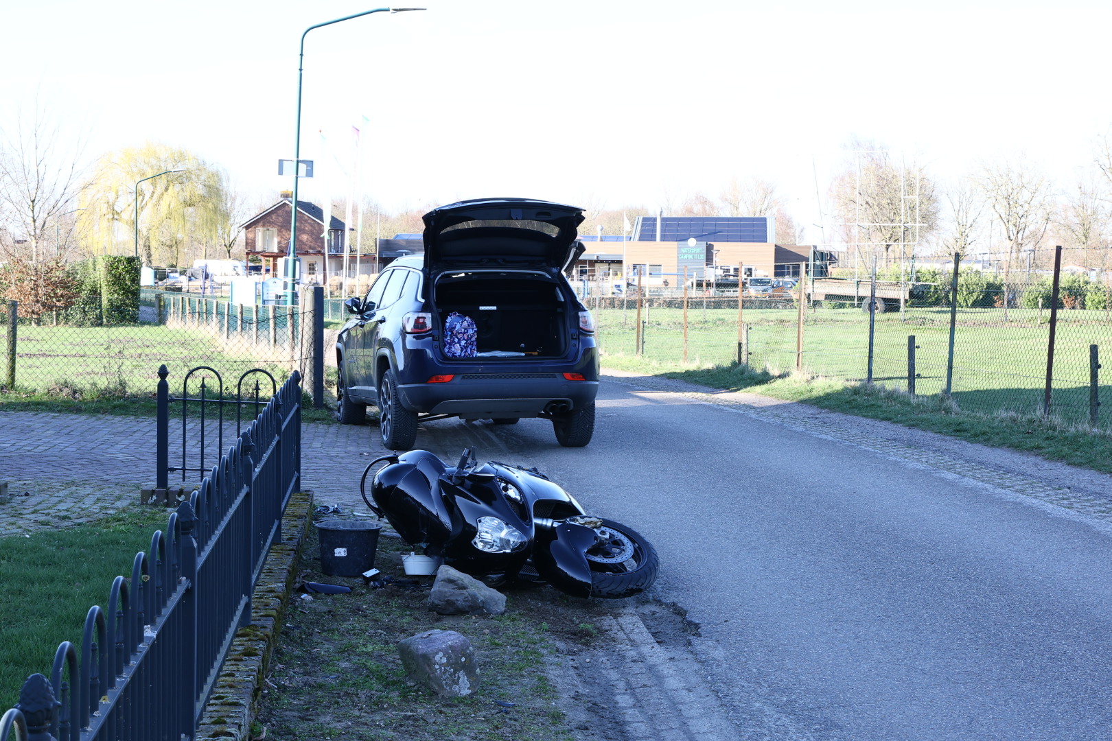 Motorrijder naar ziekenhuis na botsing met auto