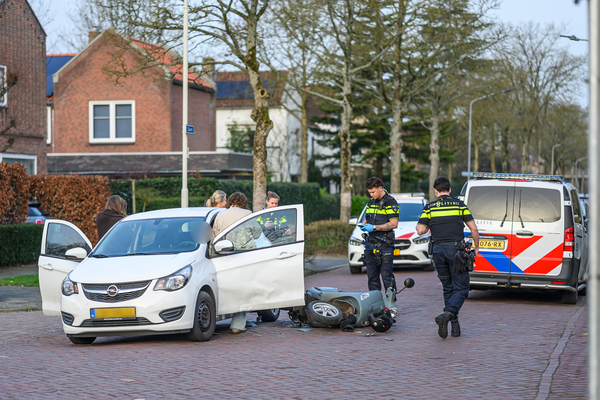 Scooterrijdster komt ten val na botsing met auto