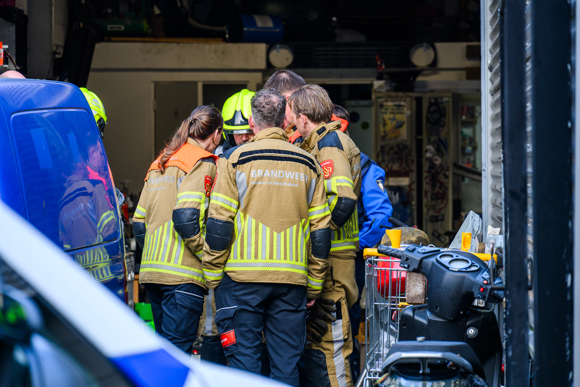 Brandweer onderzoekt pand na chemische lucht, politie tast nog in duister