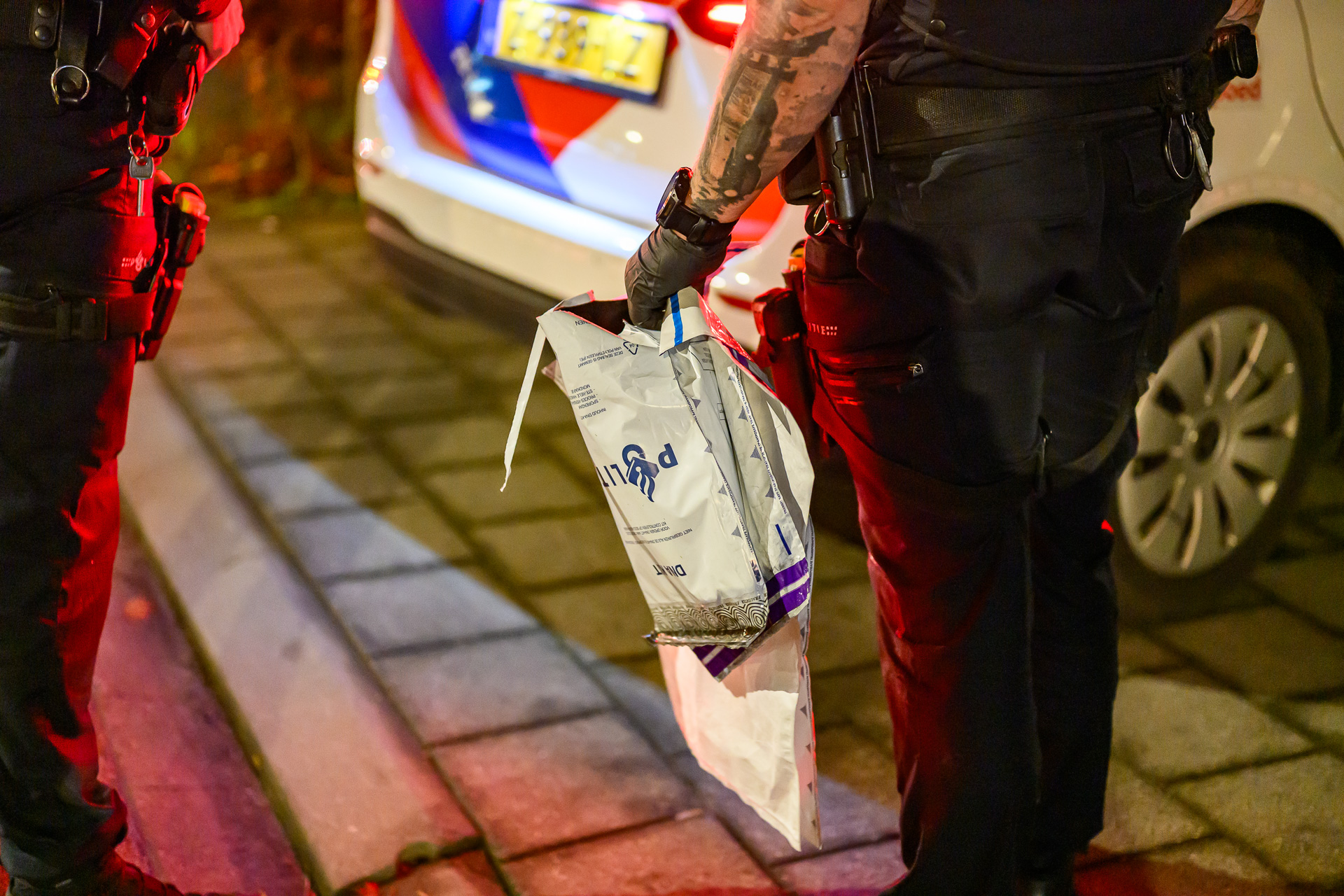 Politie vindt drugs na opvallende situatie met stilstaande auto