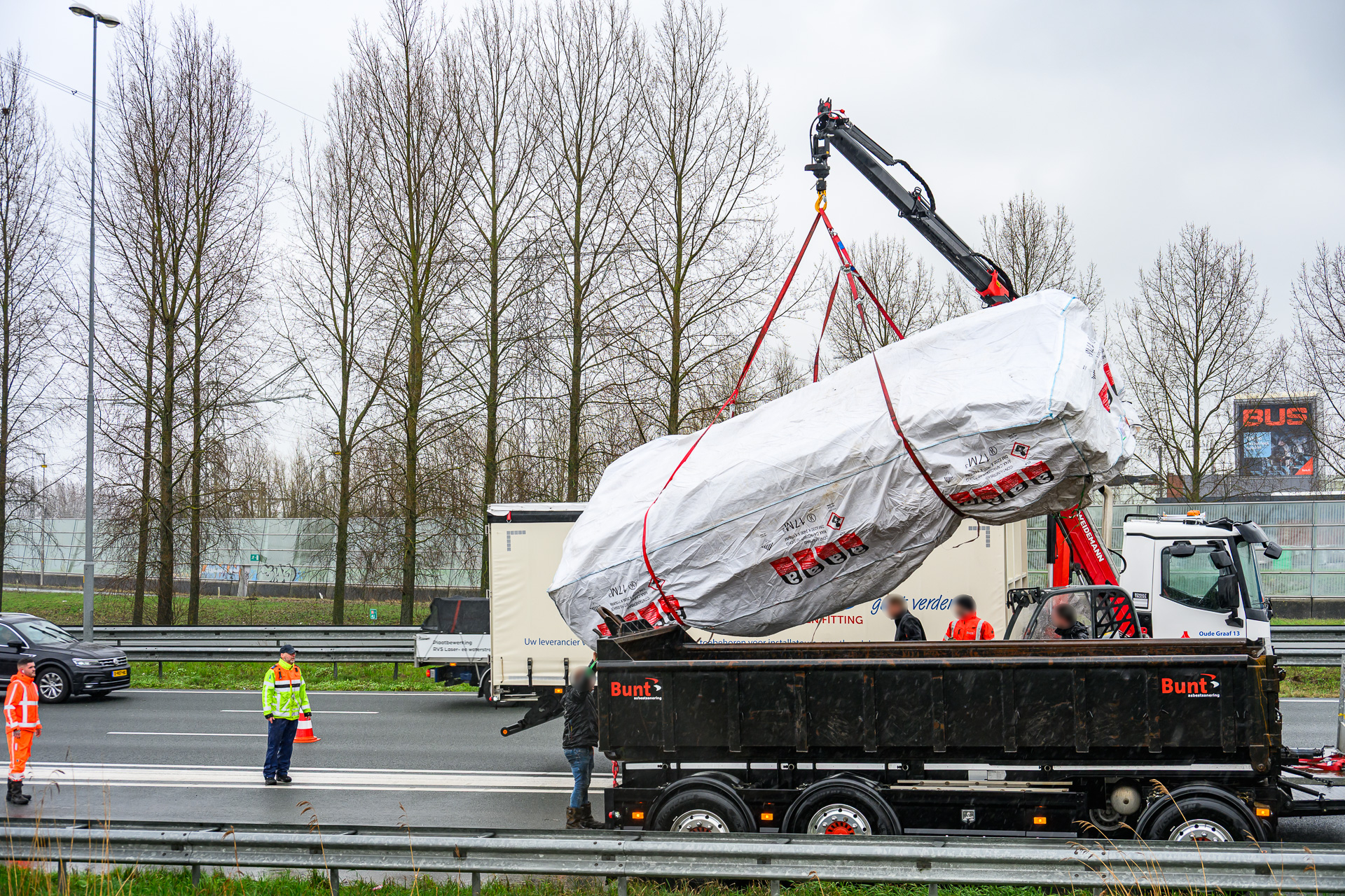 Vrachtwagen verliest pakket met piepschuim