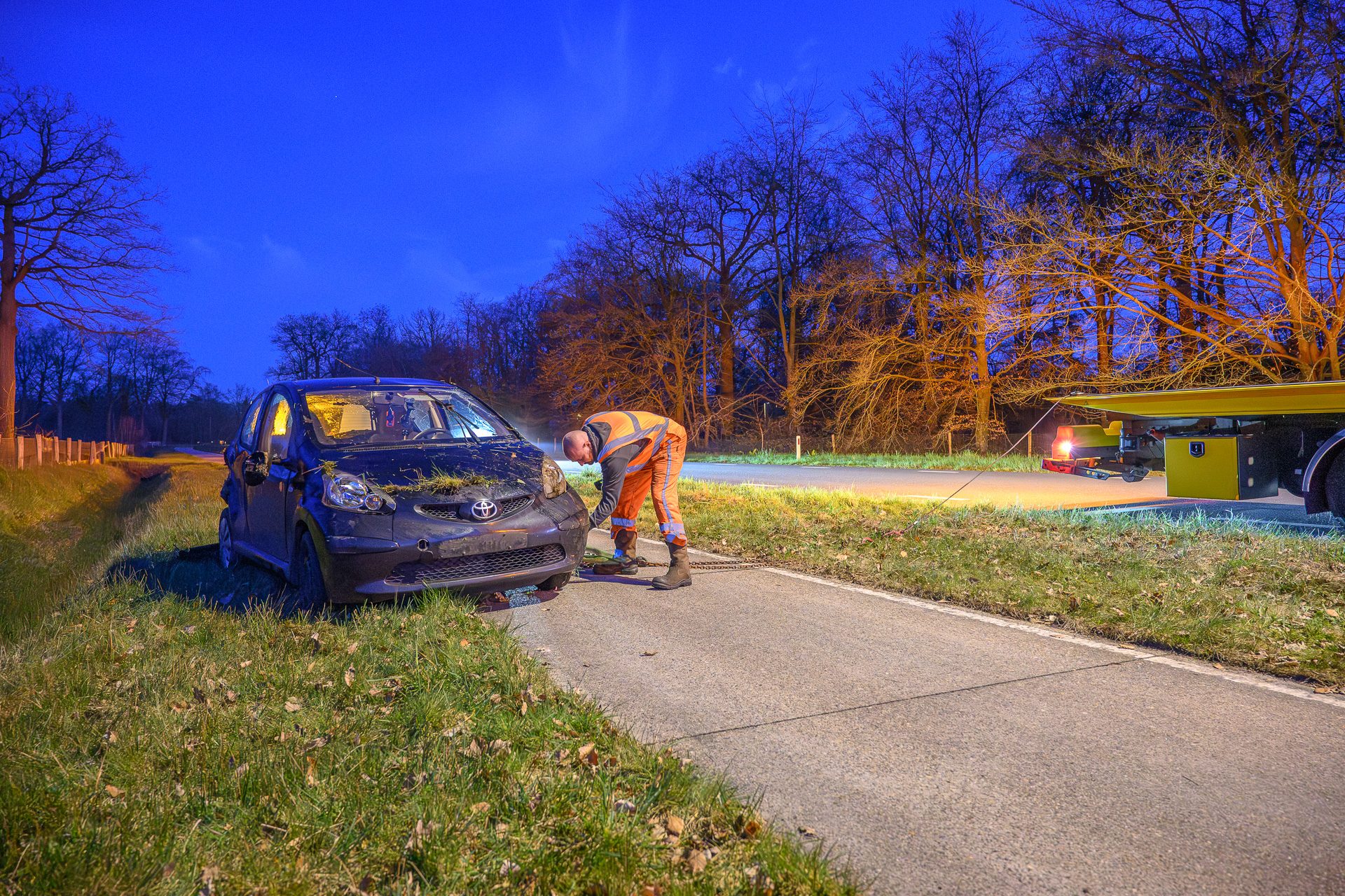 Auto op kop in sloot, bestuurder meegenomen door politie