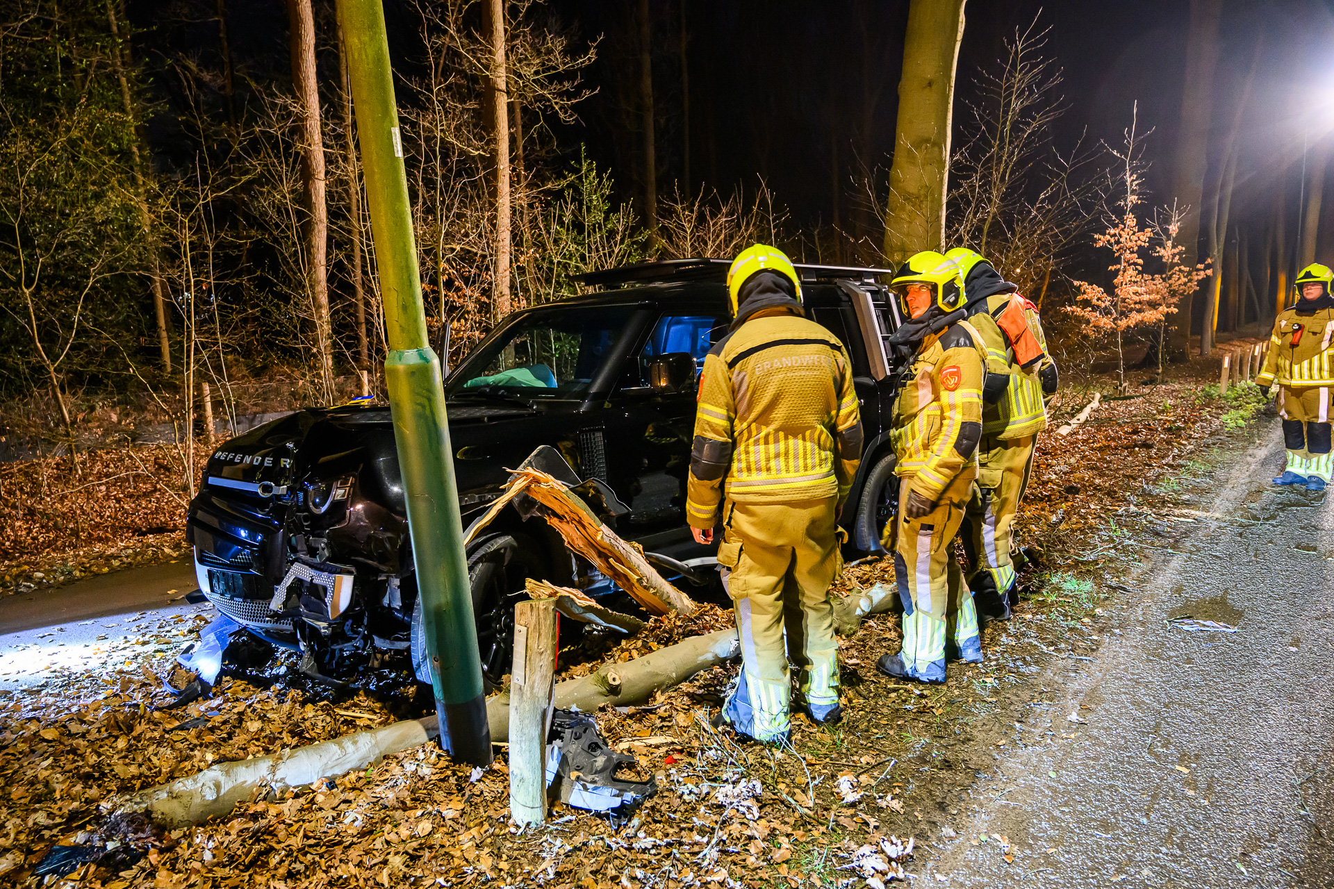Auto raakt van de weg en botst tegen boom