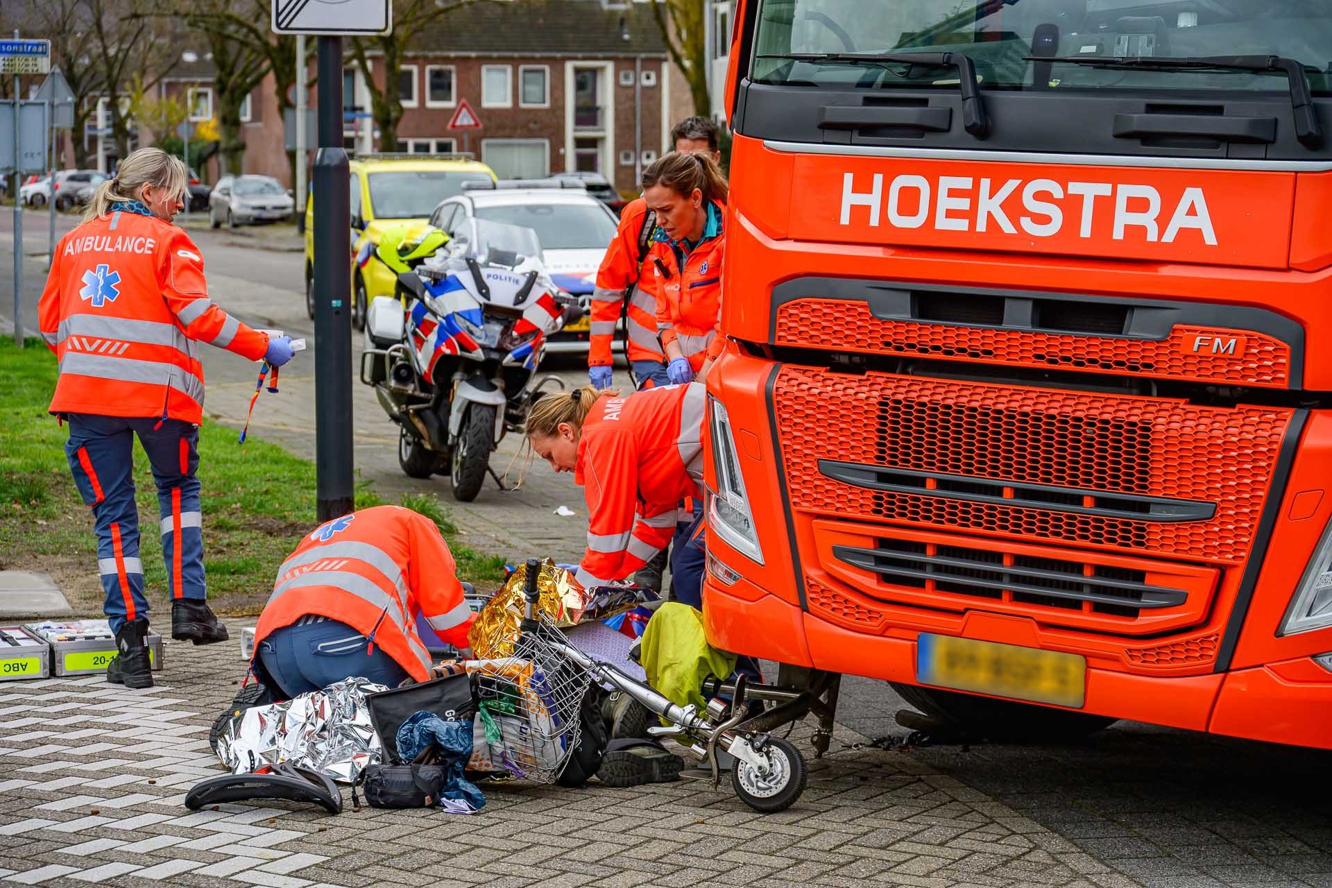 Persoon op scootmobiel aangereden door vrachtwagen