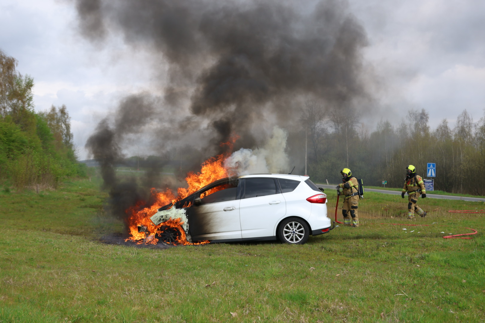 Auto brandt uit op oprit snelweg, bestuurder mee naar politiebureau