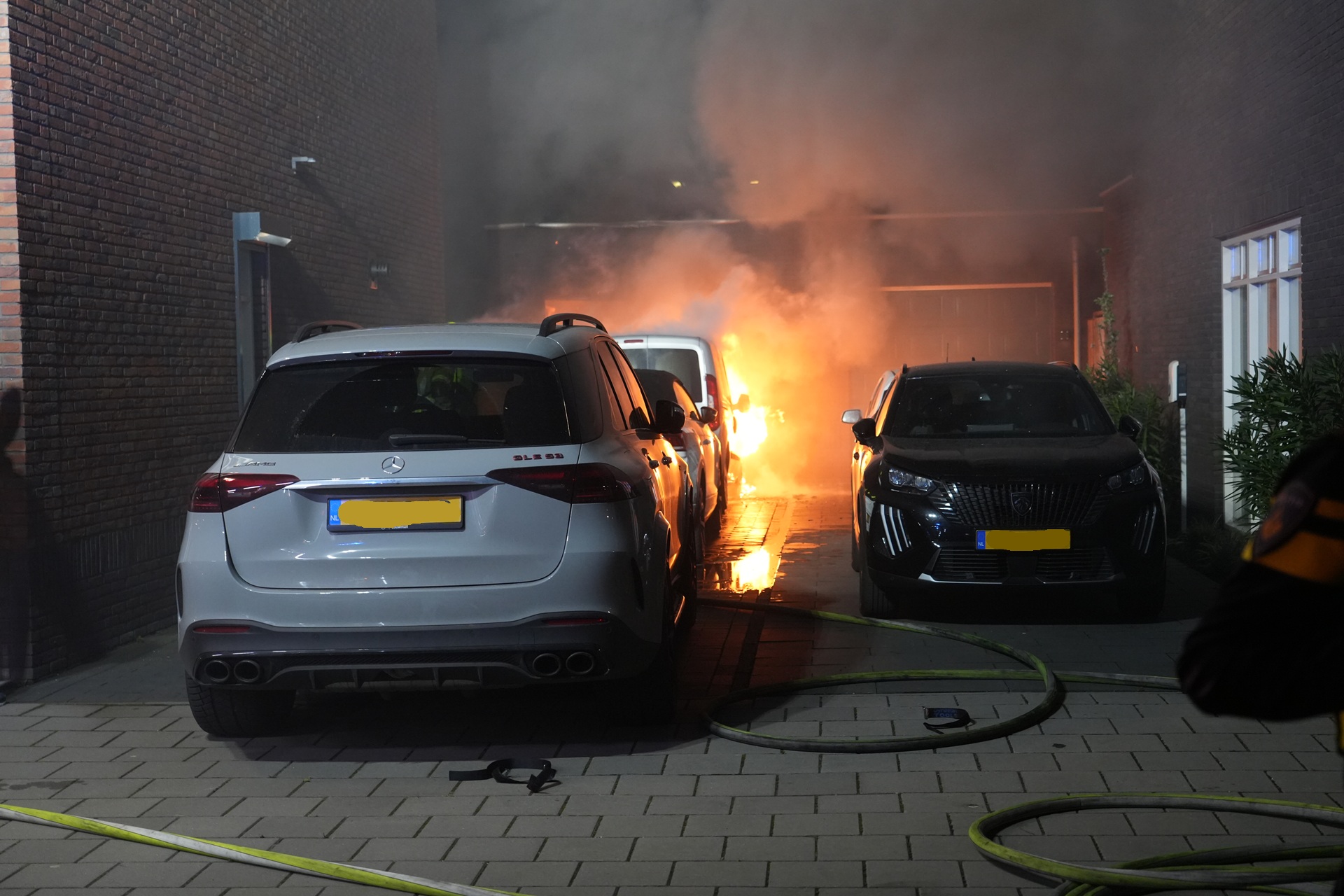 Brand onder overkapping slaat over naar garage bij woning
