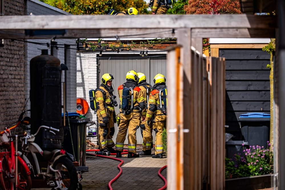 Speelhuisje en schutting beschadigd door brand