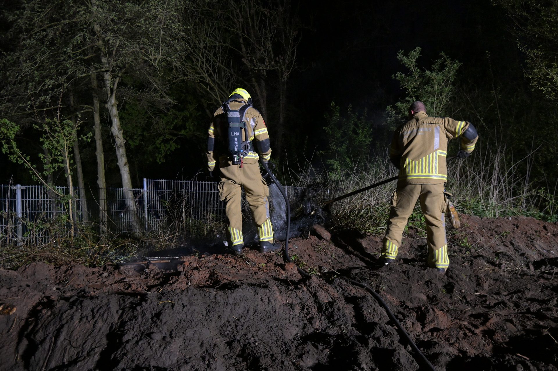 Brandweer heeft brand in grote hoeveelheid afval snel onder controle