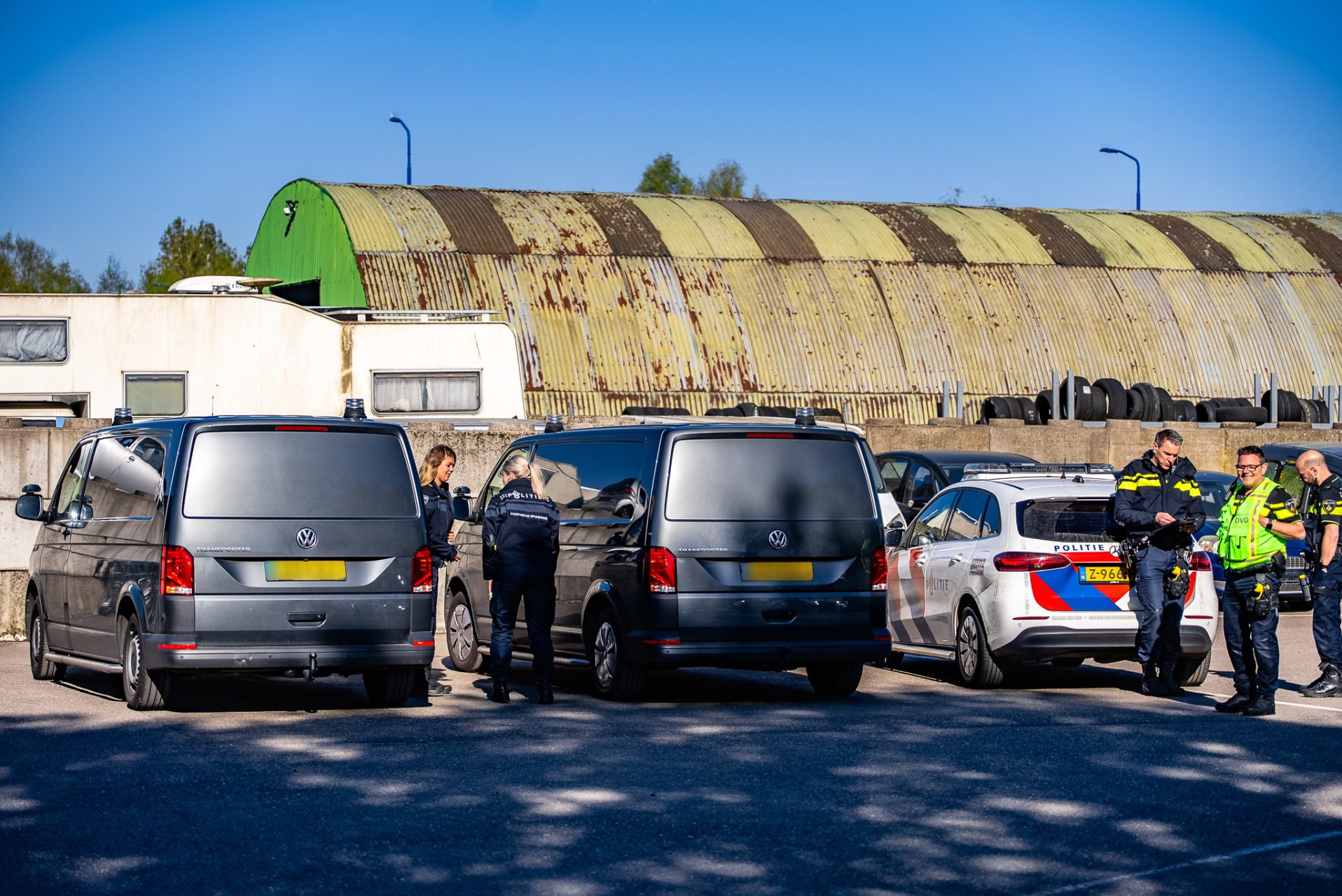 Overleden vrouw aangetroffen in geparkeerde auto