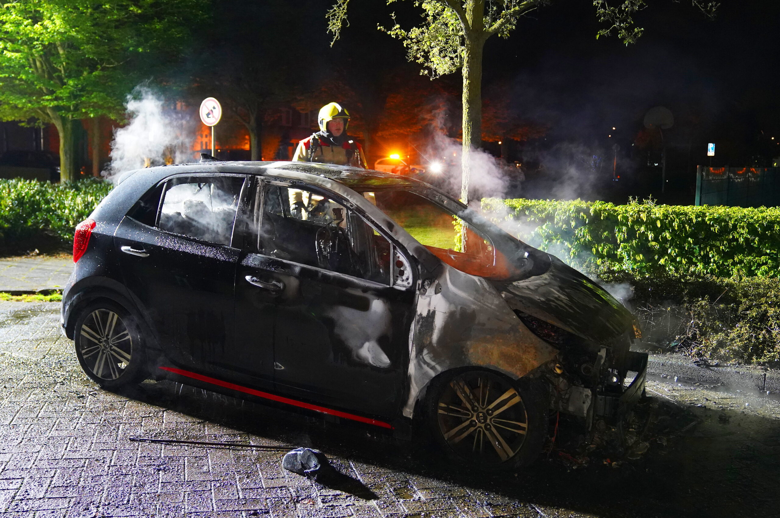 Auto uitgebrand, mogelijk brandstichting