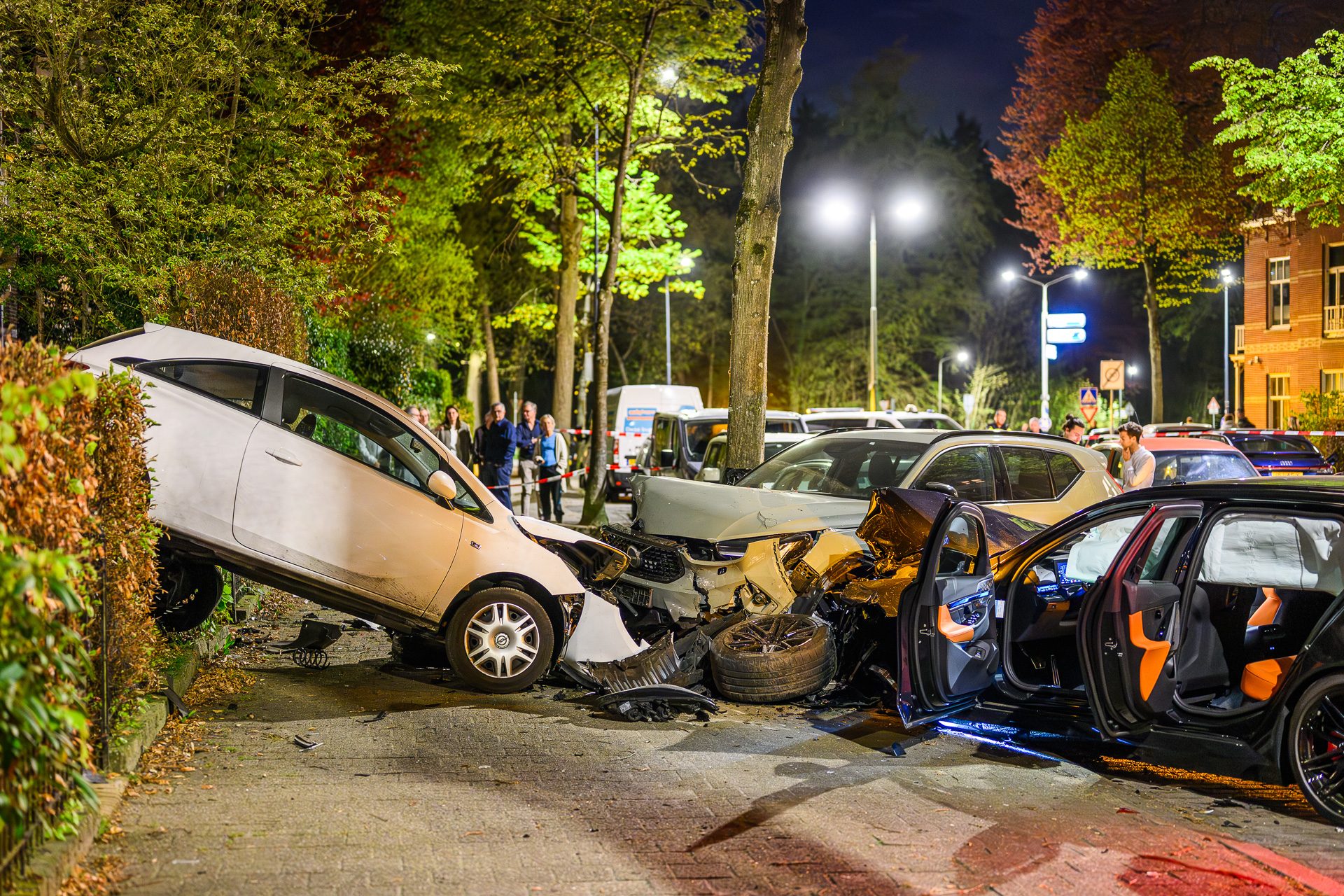 Automobilist veroorzaakt grote ravage