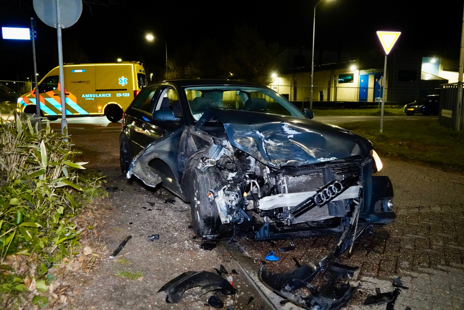 Veel schade na ongeval tussen twee auto’s