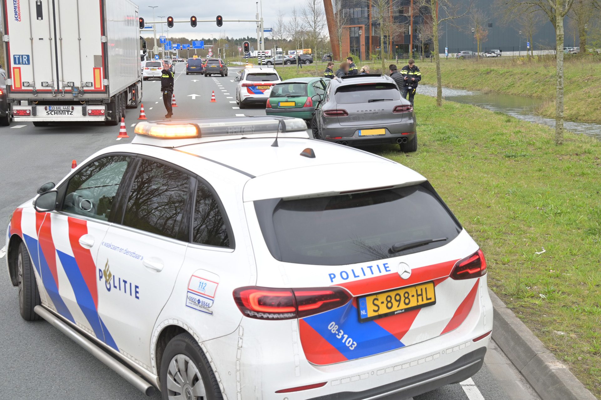 Drie auto’s botsen op elkaar, weg deels afgesloten na ongeval