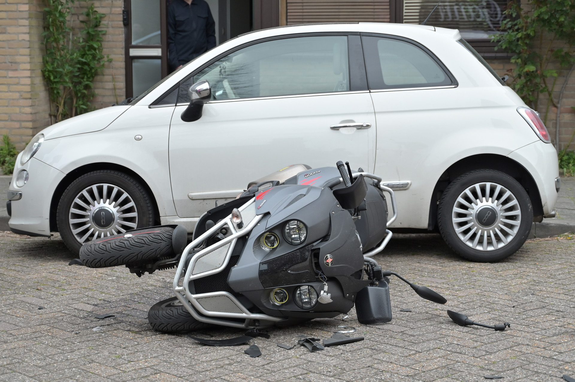 Scooter botst met auto, bestuurder naar ziekenhuis