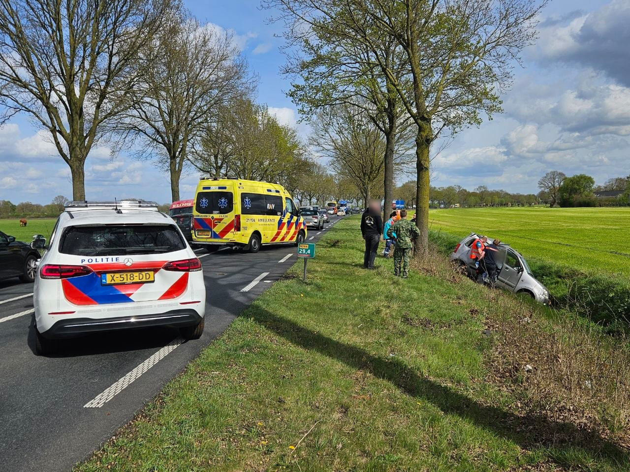 Auto slaat over de kop en belandt in sloot