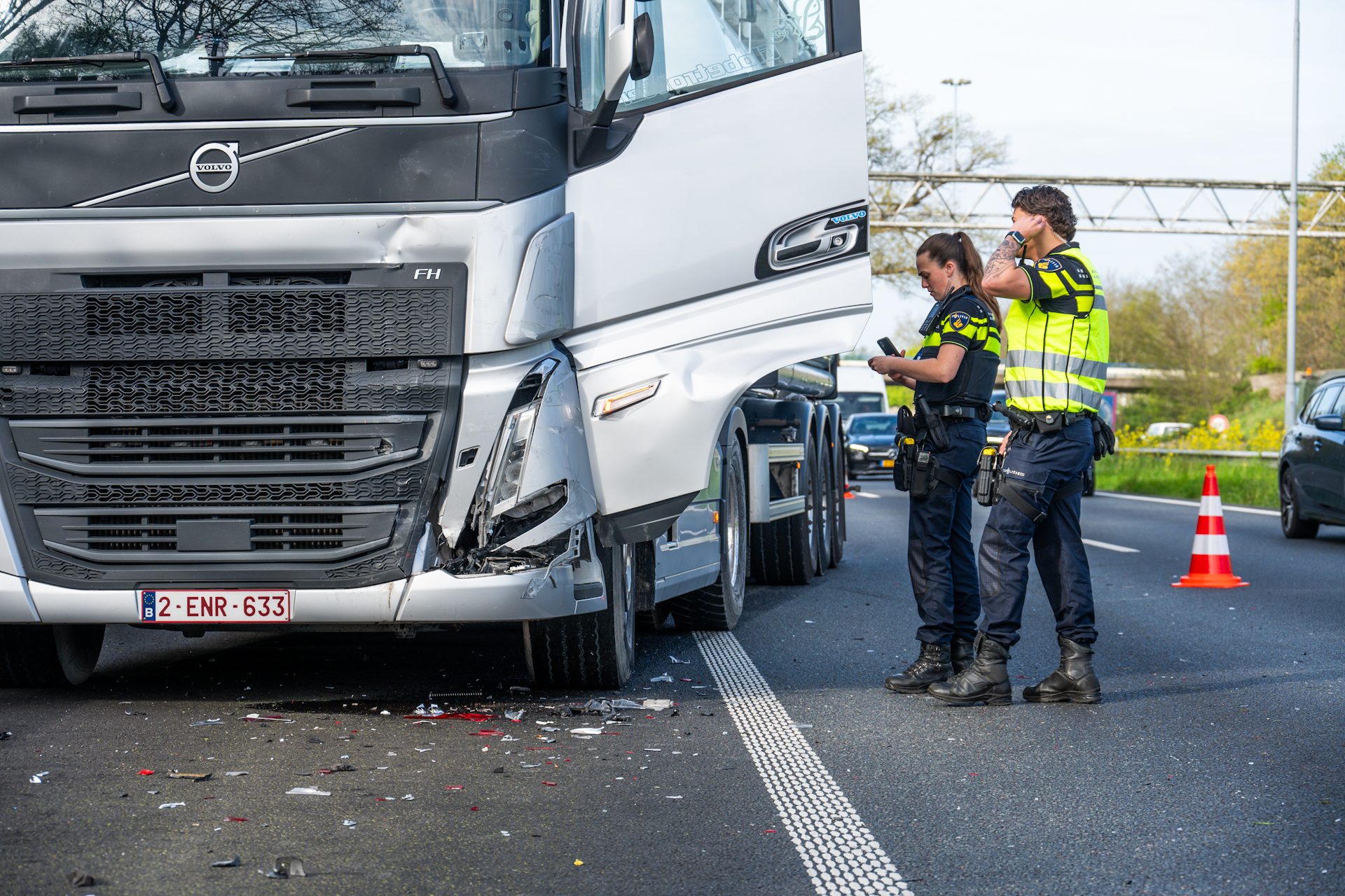 Lange file door ongeval met meerdere auto’s en vrachtwagen op snelweg