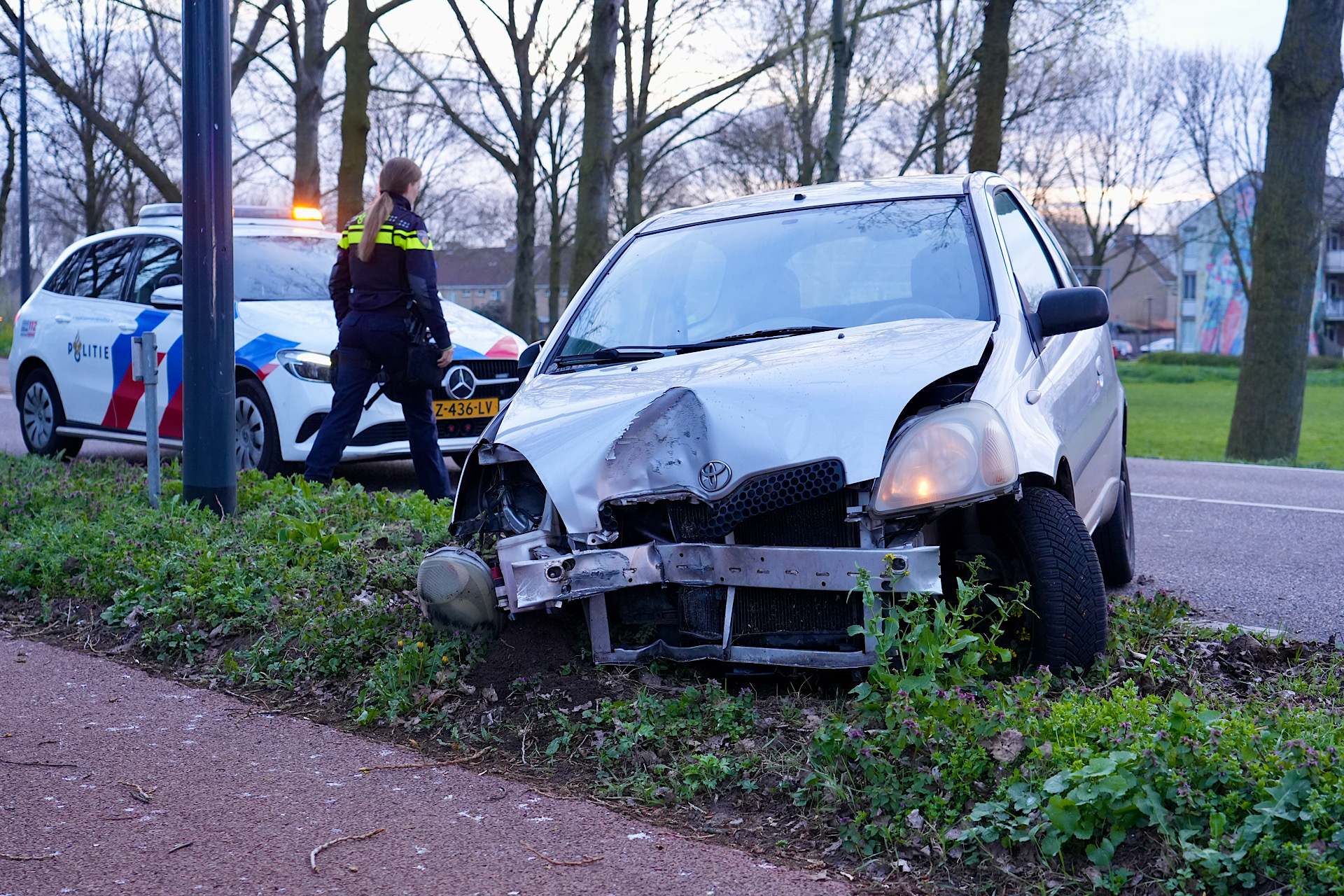 Automobilist rijdt door na aanrijding maar komt niet ver