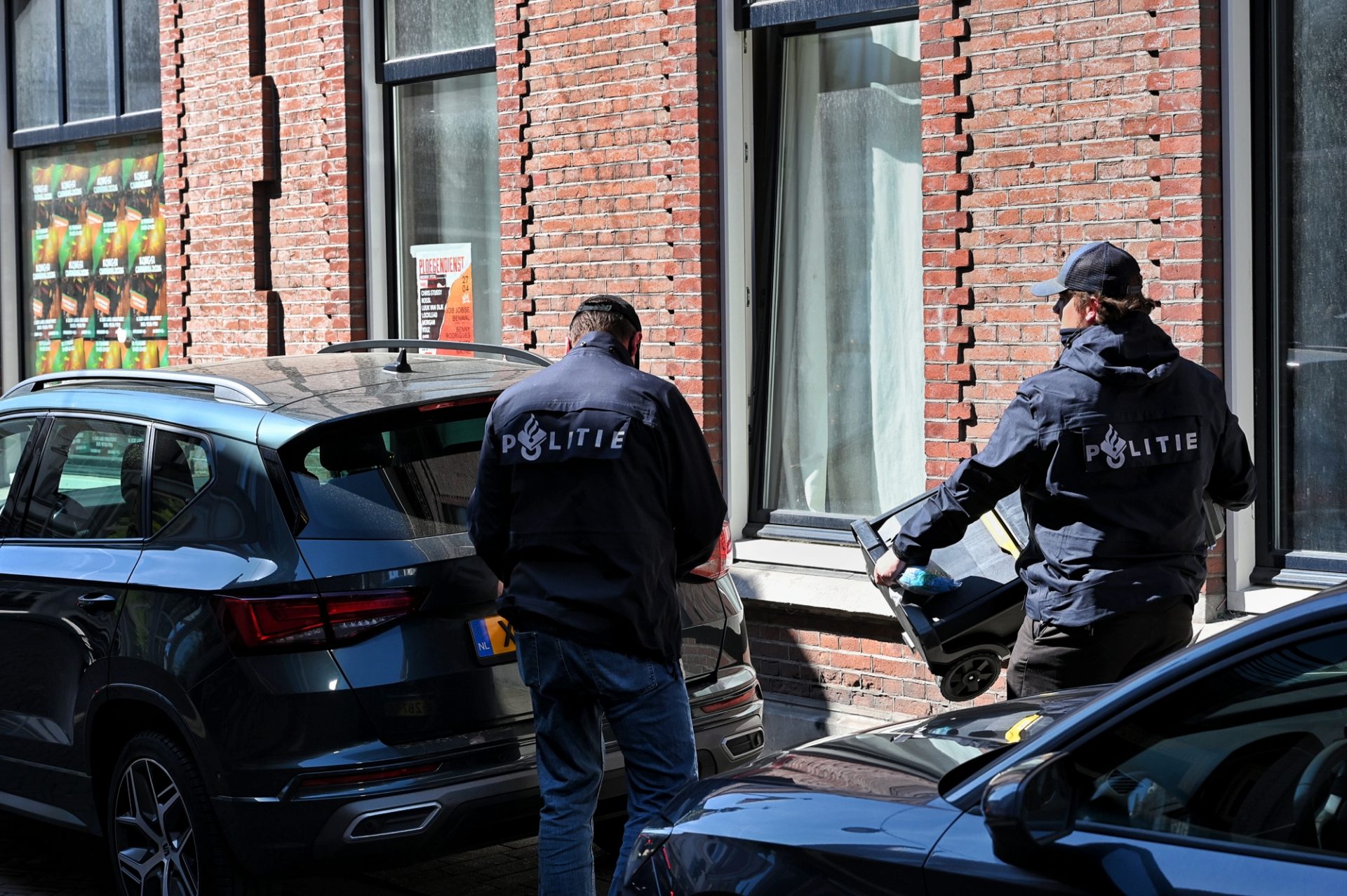 Agenten vallen woning binnen in Tilburg