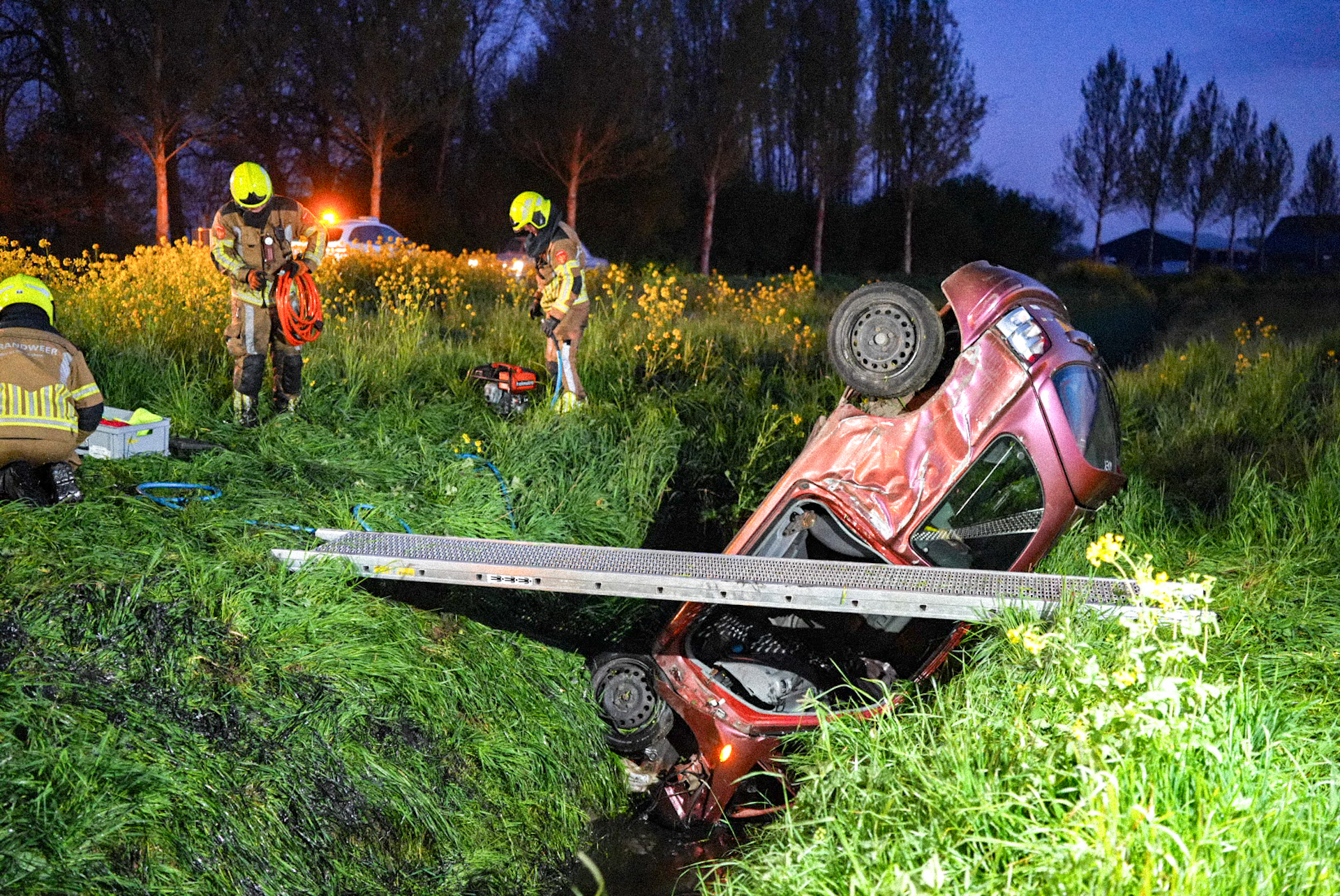 Automobilist rijdt sloot in en raakt zwaargewond