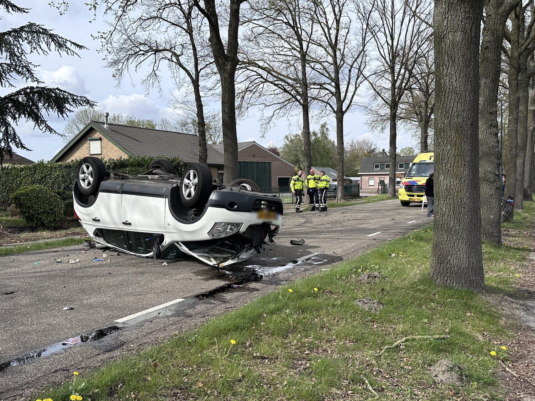 Automobilist slaat over de kop en raakt gewond