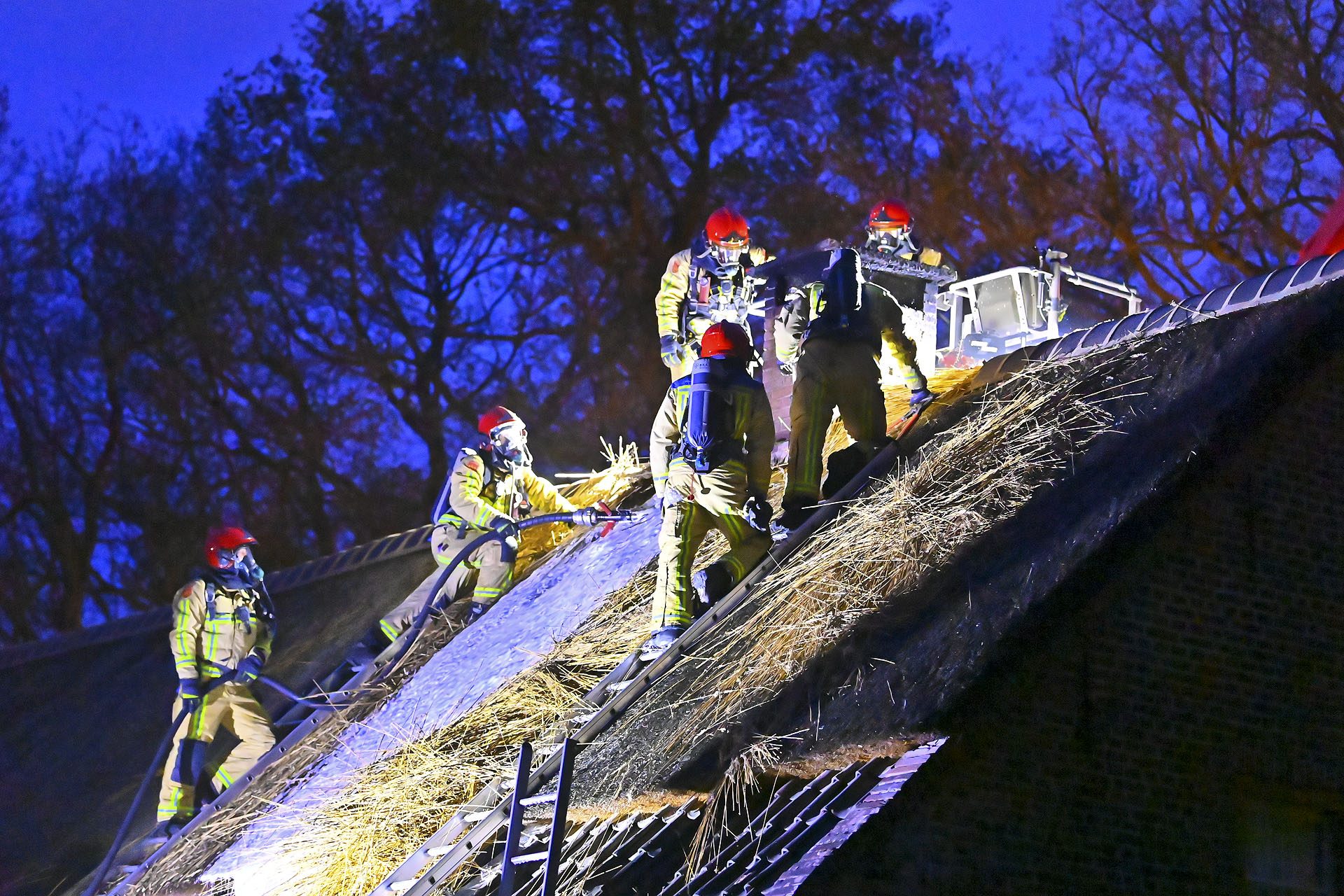 Schoorsteenbrand slaat over op rieten dak van woonboerderij