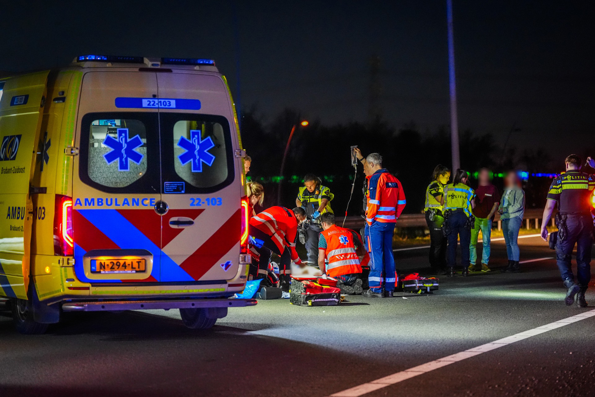 Snelweg afgesloten na ernstig ongeval met motorrijder, politie zoekt doorrijder