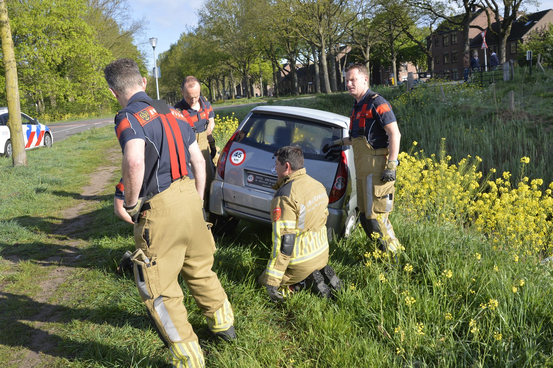 Vrouw en hondje gered nadat brommobiel bijna te water raakt