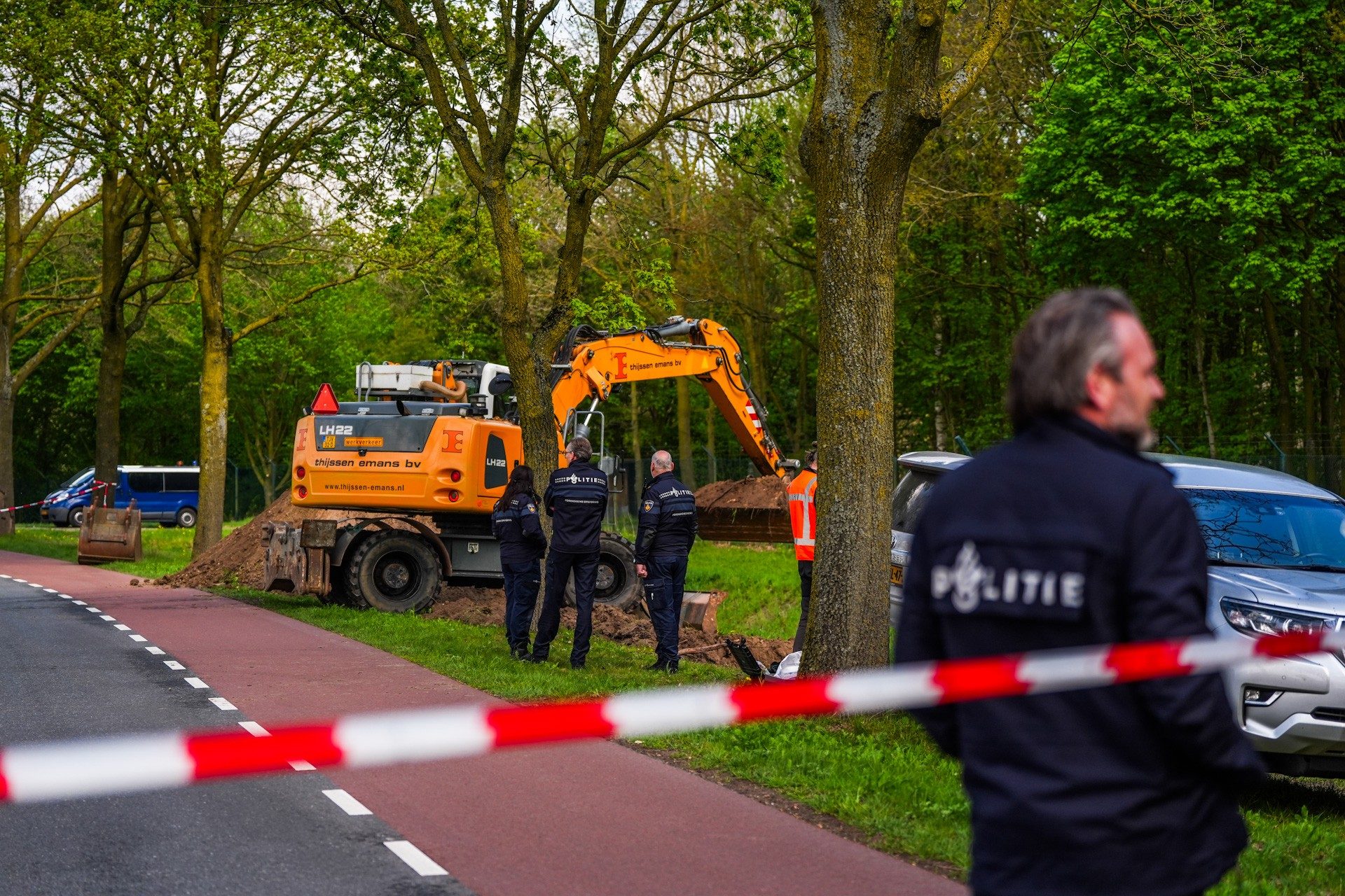 Politie doet geheimzinnige opgraving met kraan
