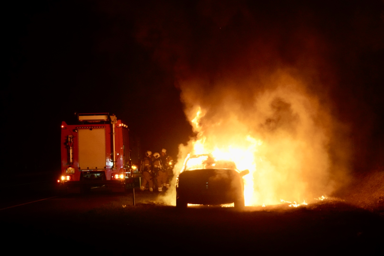 Auto brandt volledig uit langs snelweg