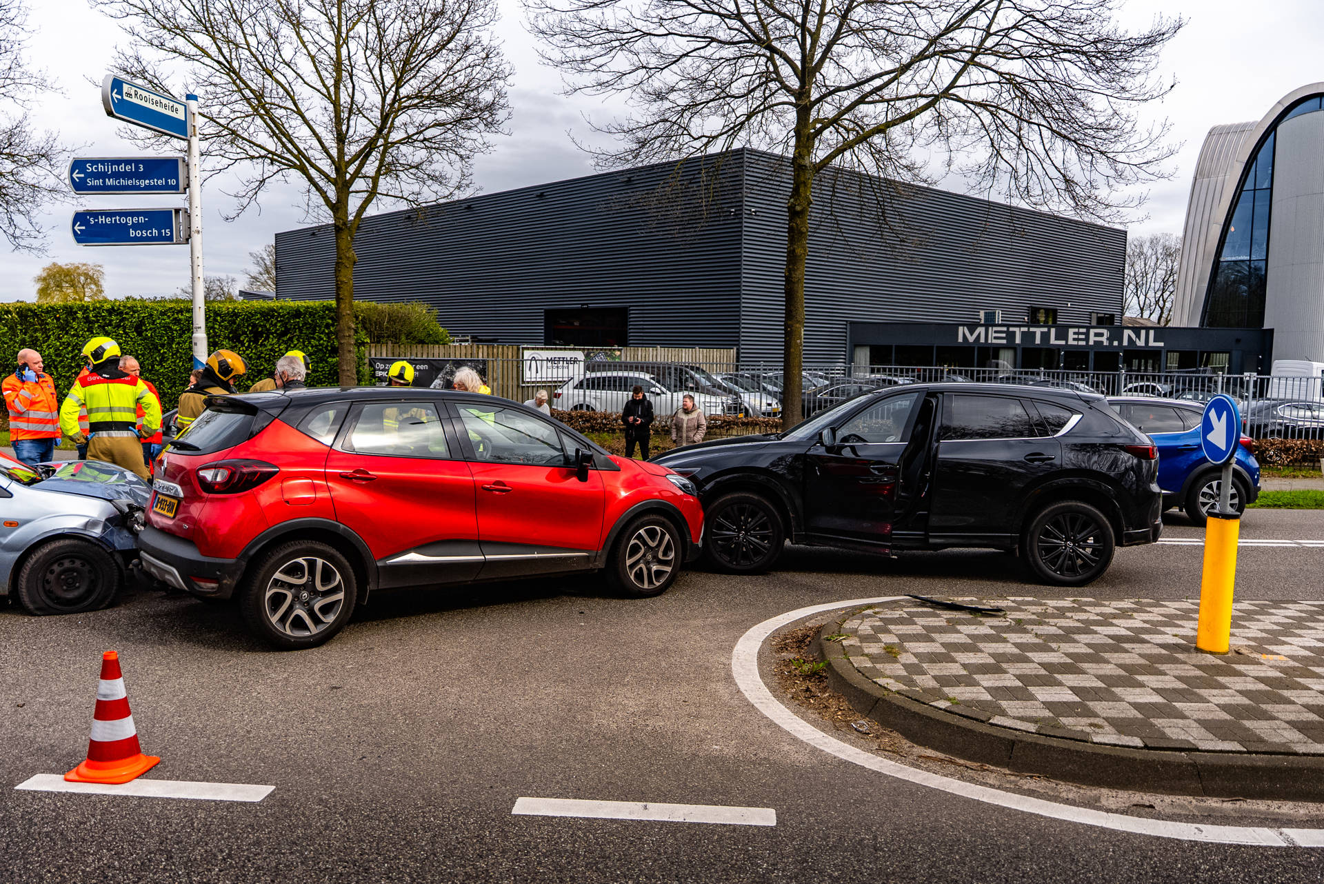 Meerdere voertuigen beschadigd bij aanrijding op kruising