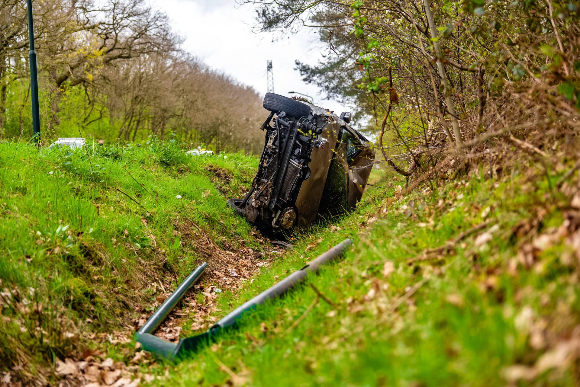 Bestuurder aangehouden na eenzijdig ongeval met auto in sloot