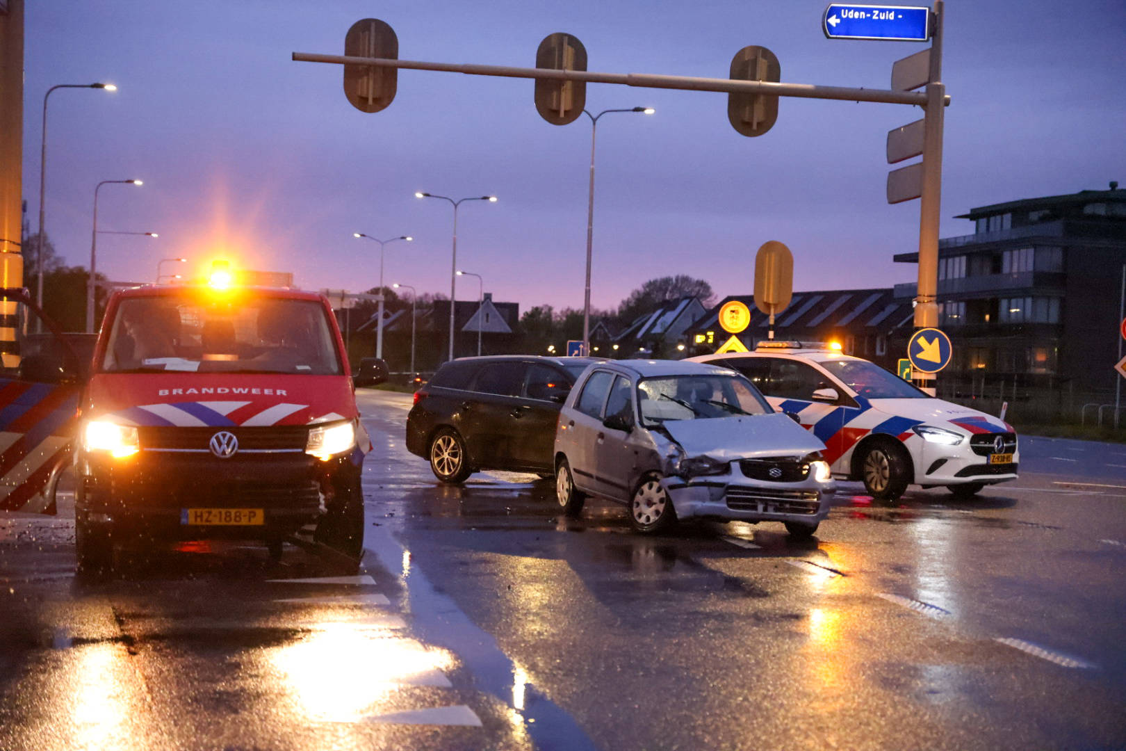 Veel schade na botsing met brandweervoertuig