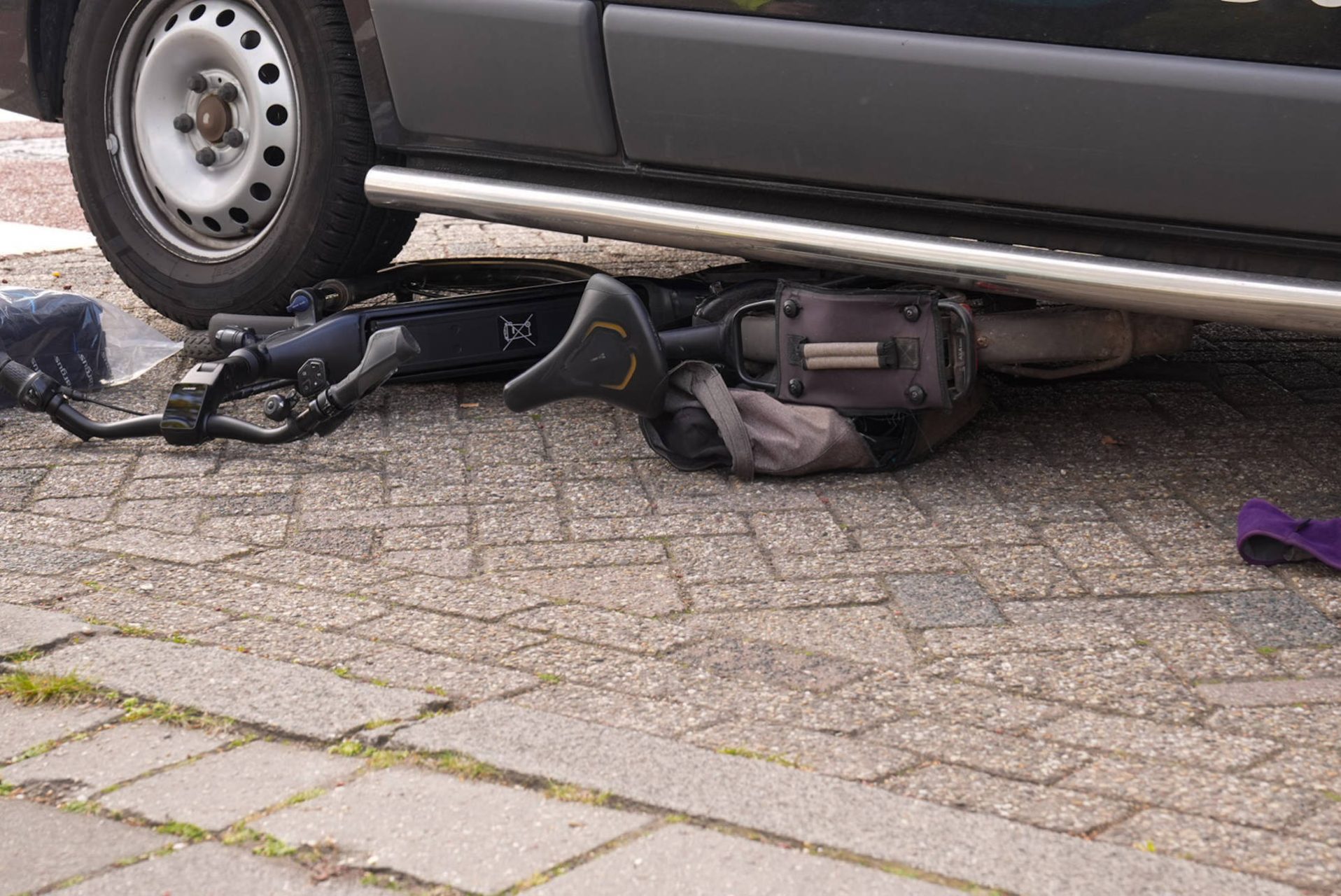 Fiets belandt onder auto na aanrijding